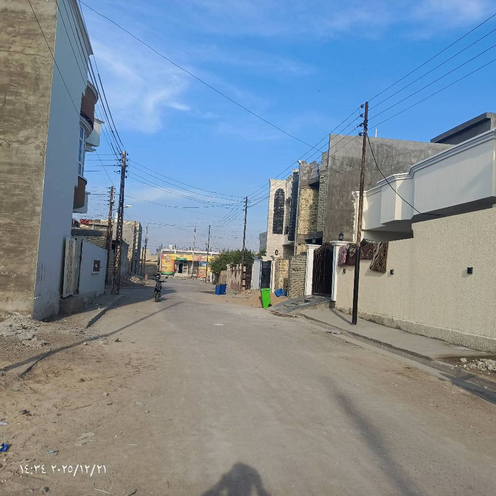 سلام عليكم بيت طابو ملك صرف للبيع بغداد المدائن منطقه البانيروما بجه مدارس كلش غريب على شارع مساحته 130 متر يتكون من طابقين طابق الاول ستقبال مطبخ وصاله كبيره وغرفه نوم و صحيات داخليه بطابق الأول وصحيات خارجية طابق ثاني غرفتين نوم و صاله كبيره وصحيات البيت سعره(( 155 مليون  )) وبي مجال كلش بسيط البيت جديد ما مسكون ابد  تواصل على خاص أو على رقم ***********
