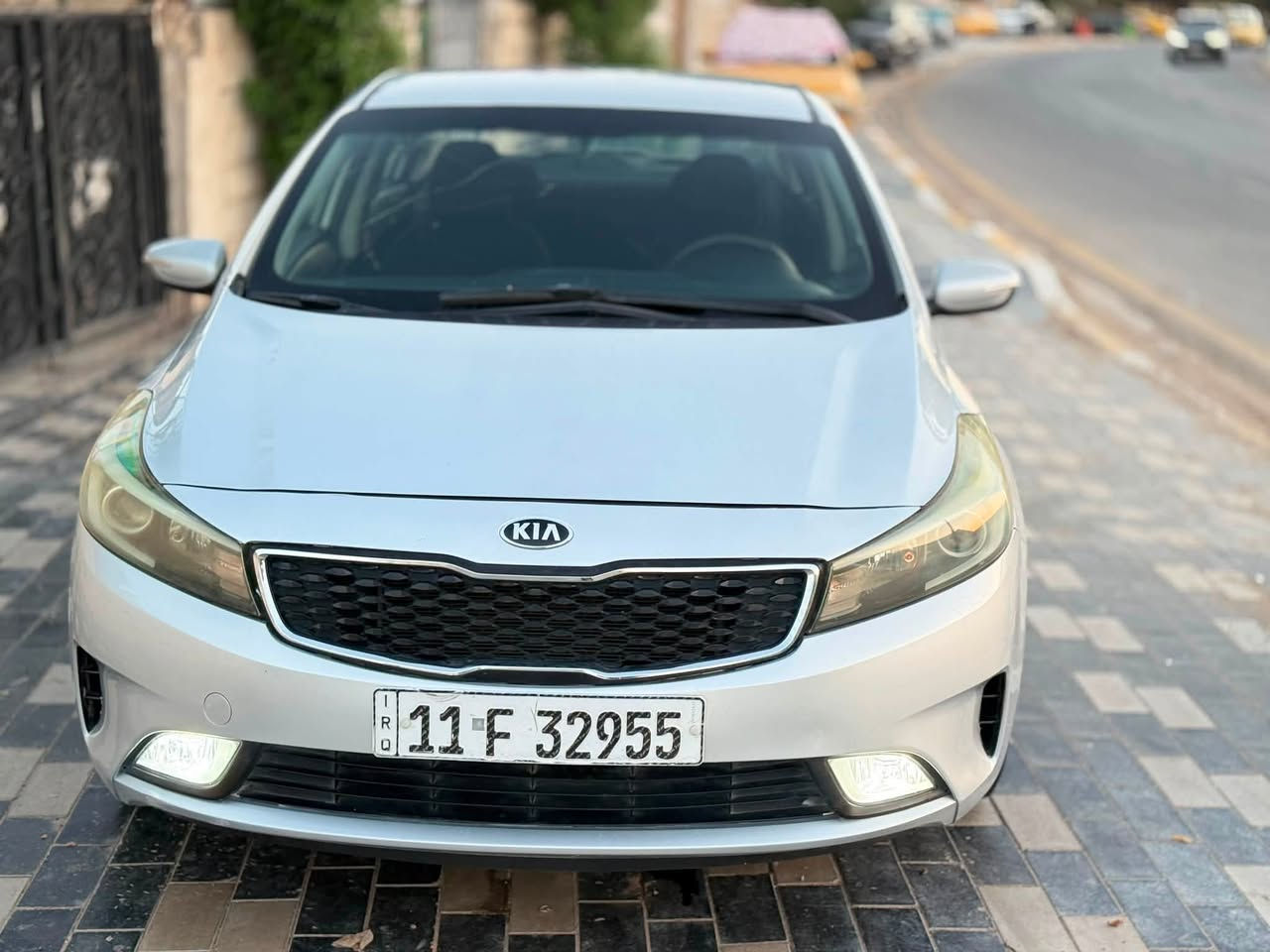 سلام عليكم كيا سيراتو خليجي موديل2018رقم بغداد باسمي رقم دولي مكينه 1600دوش كير atمكفولات من فتح وتنقيص وتبخير  ممفتوح بيهن برغي تبريد ثلج صدر بلادي جديد بيها قطعتين صبغ اثر طخه بسيطه بنيد وجاملغ بدون اي دواخل ولا ايرباك اي دواخل مابيها ماشيه 130حقيقي داخل اسود بلادي 
مكان السياره بغداد الكرخ العطيفيه
السعر 113وبيها مجال 
للاتصال ***********

