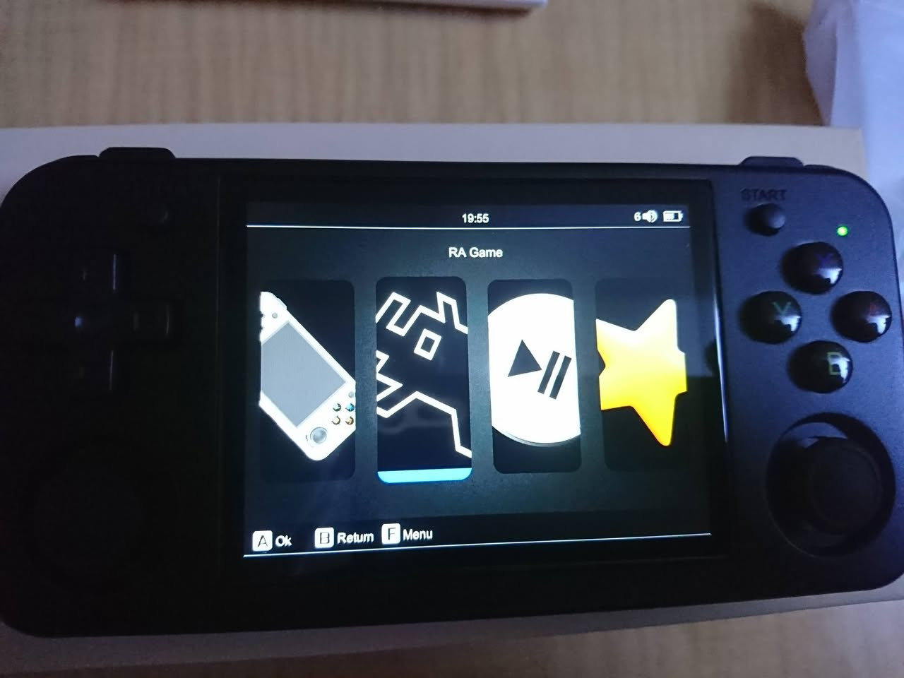 السلام عليكم جهاز العاب محاكيات جديد لوك رام 128 ورام 64 السعر 60 الف رقم الموبايل ***********
