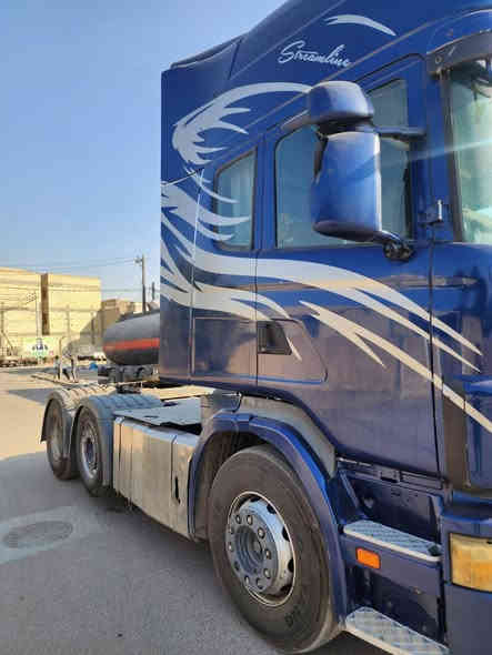 السلام عليكم للبيع سكانية موديل 2000 سنكل امامي بلادي السياره شاصي محرك وكير كفاله تخم تاير جديد  بس القماره صبغ لان جانت بيها جراد لا معجون ولا ضربه السياره مربوطه صهريج بويلر تكيال جديد وكاعد تشتغل وجاهزه للعمل السعر 200 يعني دفترين قفل بس الرأس ***********
