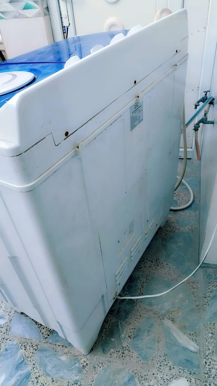 السلام عليكم غساله مستعمله للبيع نوع توشيبا 25كيلو حوض كبير النشاف(واكف) بيها غساله نظيفه السعر 75الف وبيها مجال بسيط المكان التراث قرب تقاطع درويش هاتف *********** وتساب موجود
