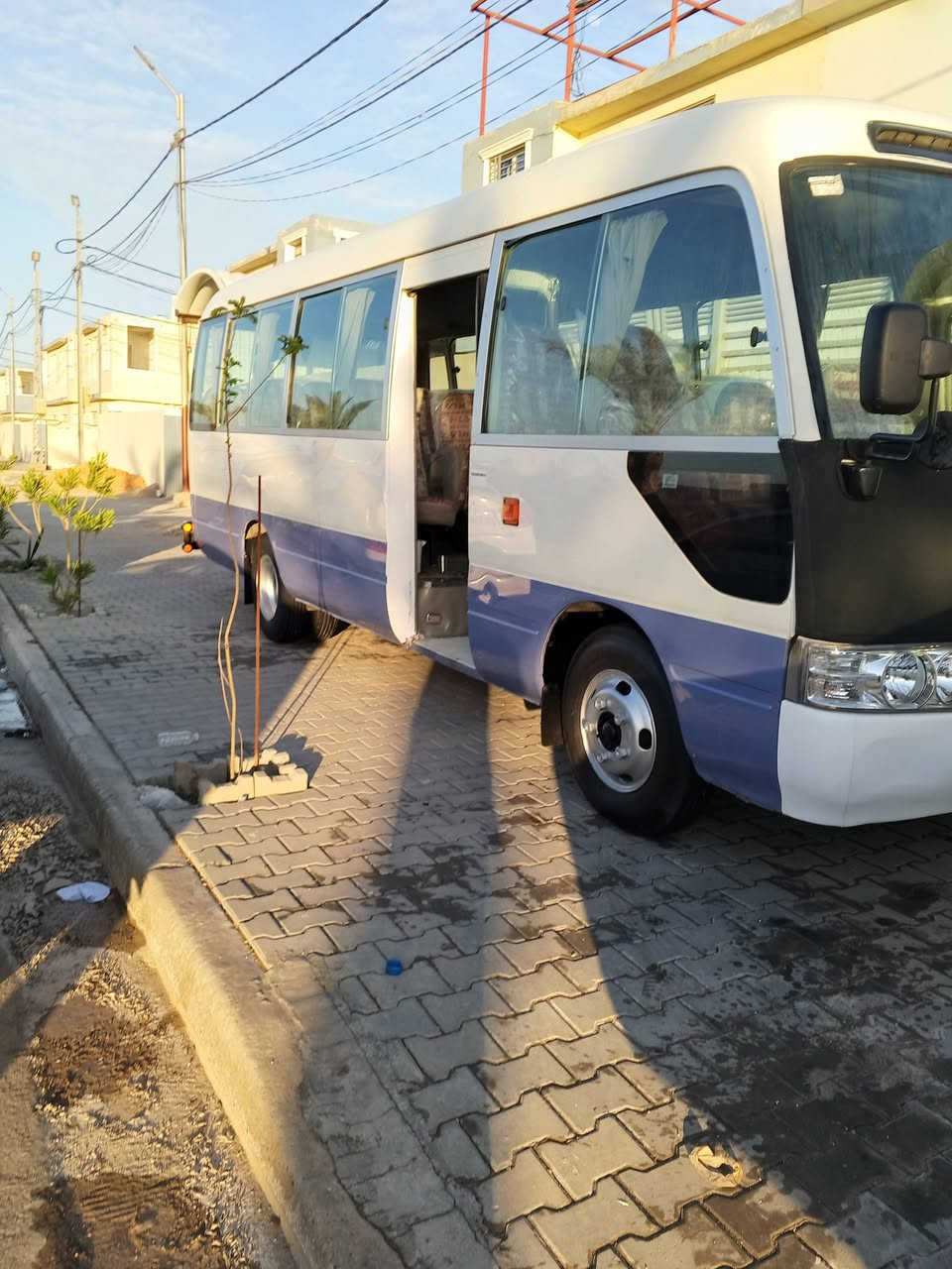 السلام عليكم
كوستر للبيع موديل 2009 
رقم بصرة انكليزي سيارة جاهزة حدادية مكينة طابوكة جديدة گير جديد اكسن بي صوت قليل تبريد خير من الله 
بيها صبغ قليل و بارد بالبچم قليل 
التواصل
*********** اثير 
*********** آسيا
