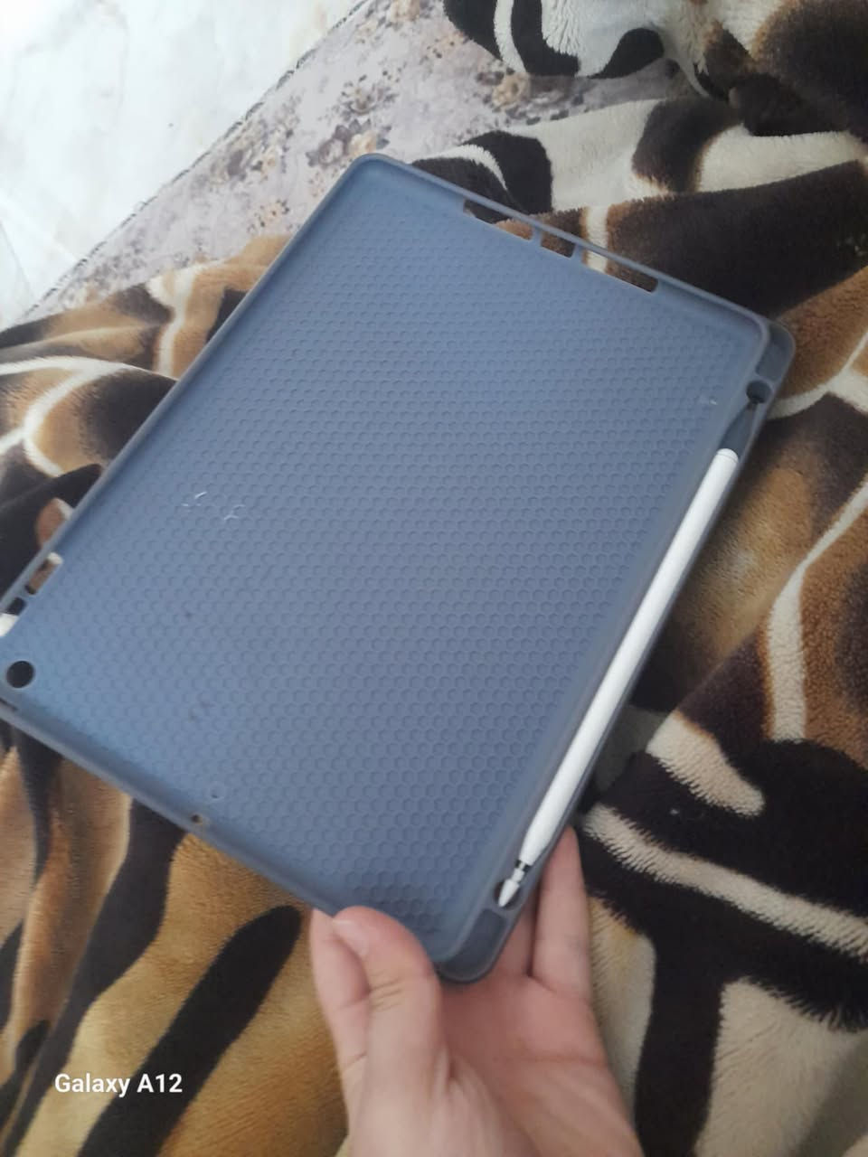 سلام عليكم ايباد تسعه نضيف بس عندك البصمه متشتغل وشاصي بي عوجة خفيفة كلش غراضه كامله وياه كفر وكارتون وشاحنه والله العضيم مآبي صرف بل شحن ابد وسريع ايباد لدرجه وسعره مناسب 200 بي مجال مكاني كربلاء ملحق الفارس شارع القدس وهذه رقمي للاتصال *********** موجود فيس وموجد واتساب وسلام عليكم(اطيك وياه كيبورد وماوس)
