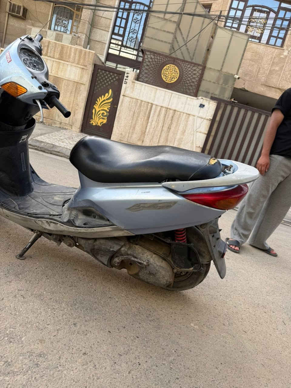 سلام عليكم بريز للبيع كفاله عامه الدراجه ملحه من الطول لطول  الدراجه كابريتر مماشيه معوزلها بس شوته ممفتوحه الدراجه متنسمع خرسه شغل واطلع للستفسار واتساب ***********
