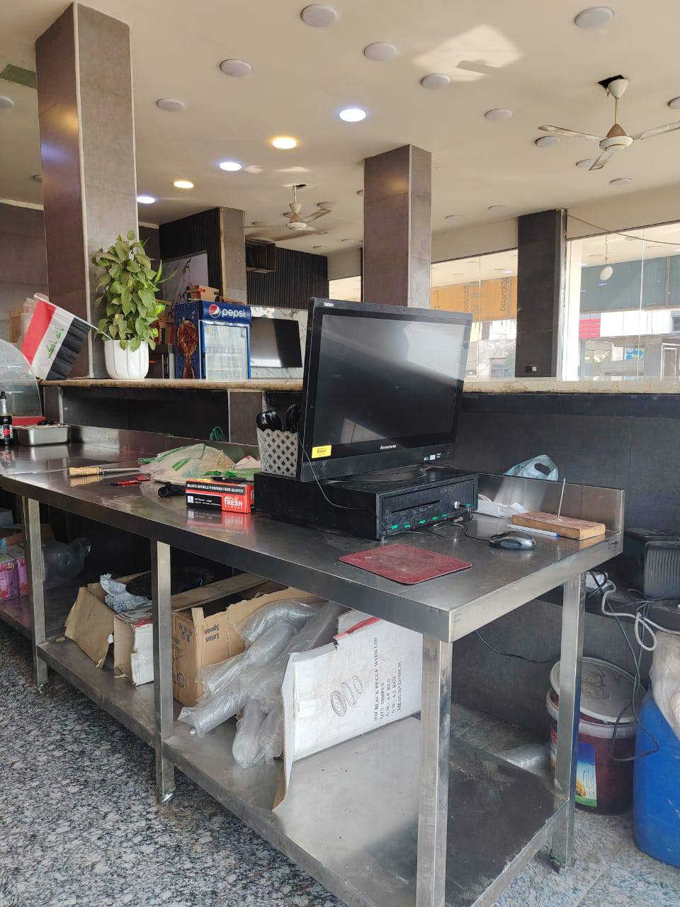 مطعم للبيع ركن عله اربع شوارع متكامل من كلشي ابيع موقع وغراض كامله تجي بس تشتغل أي نقص مابي سعره جداا مناسب والبيع لعدم وجود كادر عمل تواصل 
***********
