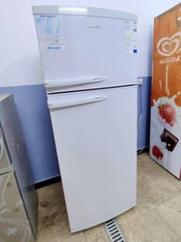 ثلاجات للبيع ٥قدم و١٠قدم وحجم ٢٠ عارضه عموديه تجميد حجم 30 نظافتهن فول...