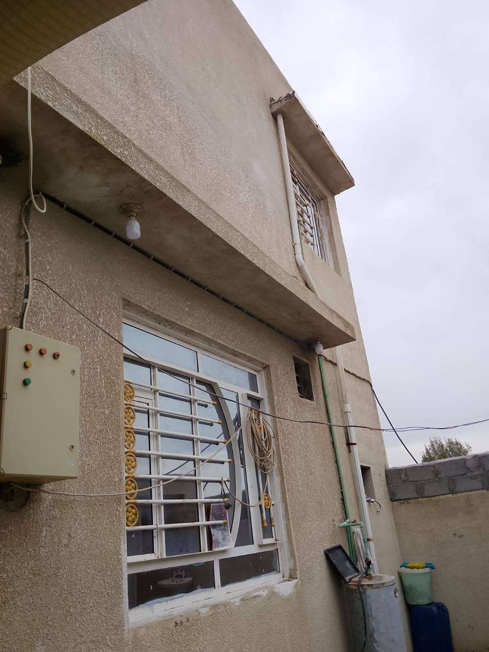 دار للبيع 300 متر سند 25
#مقابل عمارة فلاح طابقين يبعد عن الشارع 20 متر 
#غرف نوم عدد 4 
#الطابق الاول بناء بلوك والثاني طابوق 
للإستفسار 
#قمة_الأرض_للعقار_والمقاولات_المحدودة
***********_***********
