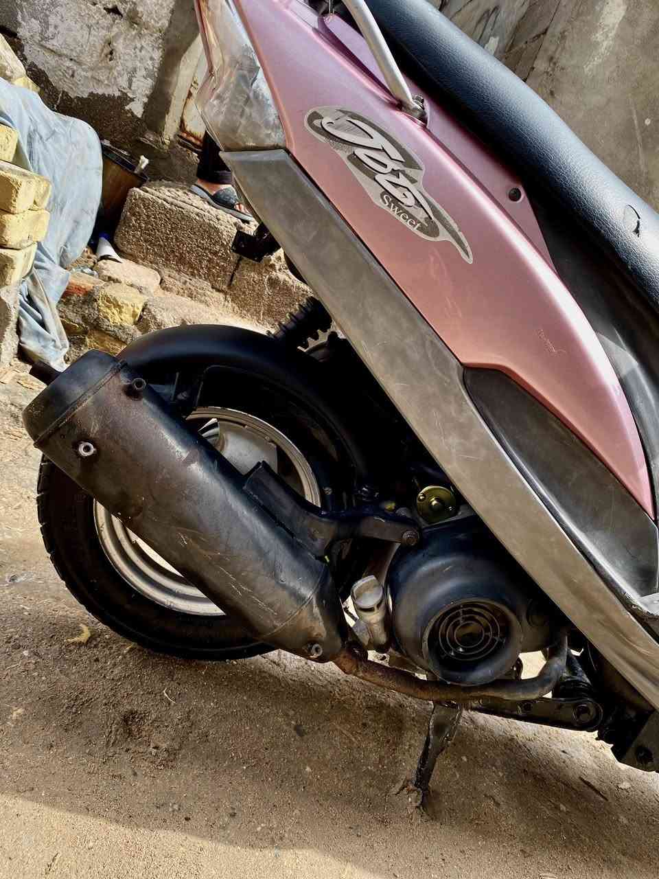 سلام عليكم شباب دراجه قجمه بلديه مامفتوحه تجي وشوف بعينك مانقصه بس لكفر لكدام مكسور المكان بصره البرضعيه وسعر 650ولمو شراي لا تعبني وهاذه رقمي ***********
