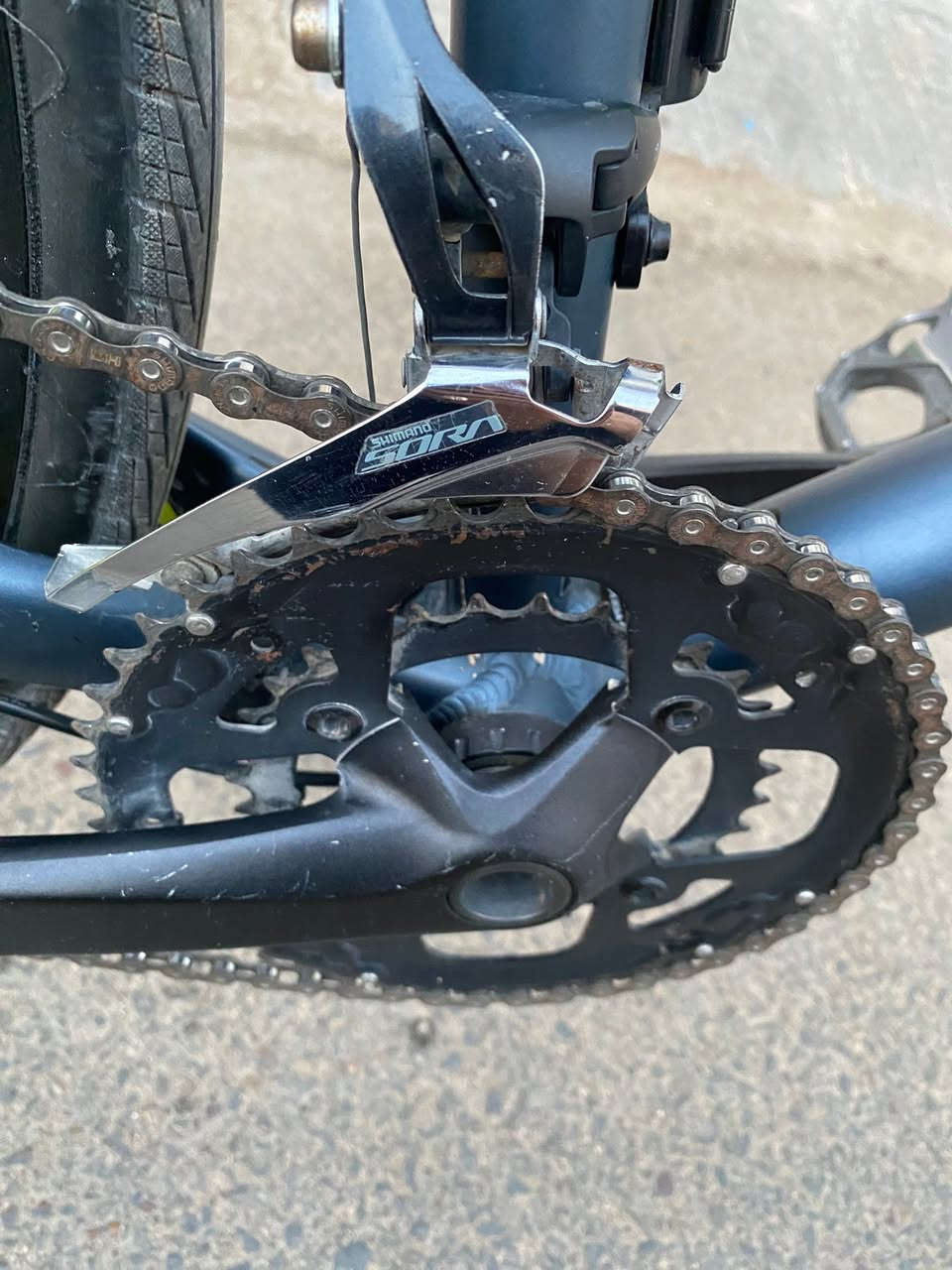 بايك ماركة "Specialized " الأمريكية العالمية
( توب3 عالمياً)

موديل Sirrus Elite/Sport
من اصدارات 2018-2020 كاليفورنيا

هايبرد 

السعر 520الف

الشاصي (الفريم): 
ألمنيوم نوع خاص A1 Premium Aluminum عالي الكوالتي+ وزن خفيف جداً.

الحجم : لارج ( L ) 

نظام التروس: سستم كامل Shimano Sora احترافي (2 \times 9) يعطيك 9 خلفي/ 2 امامي
18 سرعة حقيقية وسلاسة تامة بالتبديل.
( "شيمانو سورا" هو الاصدار الحديث لشركة شيمانو)

البريكات:  ديسكات هيدروليك (زيت) من شركة "Tektro"، استجابة فورية وقوة كبح ممتازة 

الإطارات: بحجم 700c 

الأسلاك: داخلية (Internal Routing) مدمجة داخل الشاصي .

بغداد 

للتواصل : *********** واتساب
