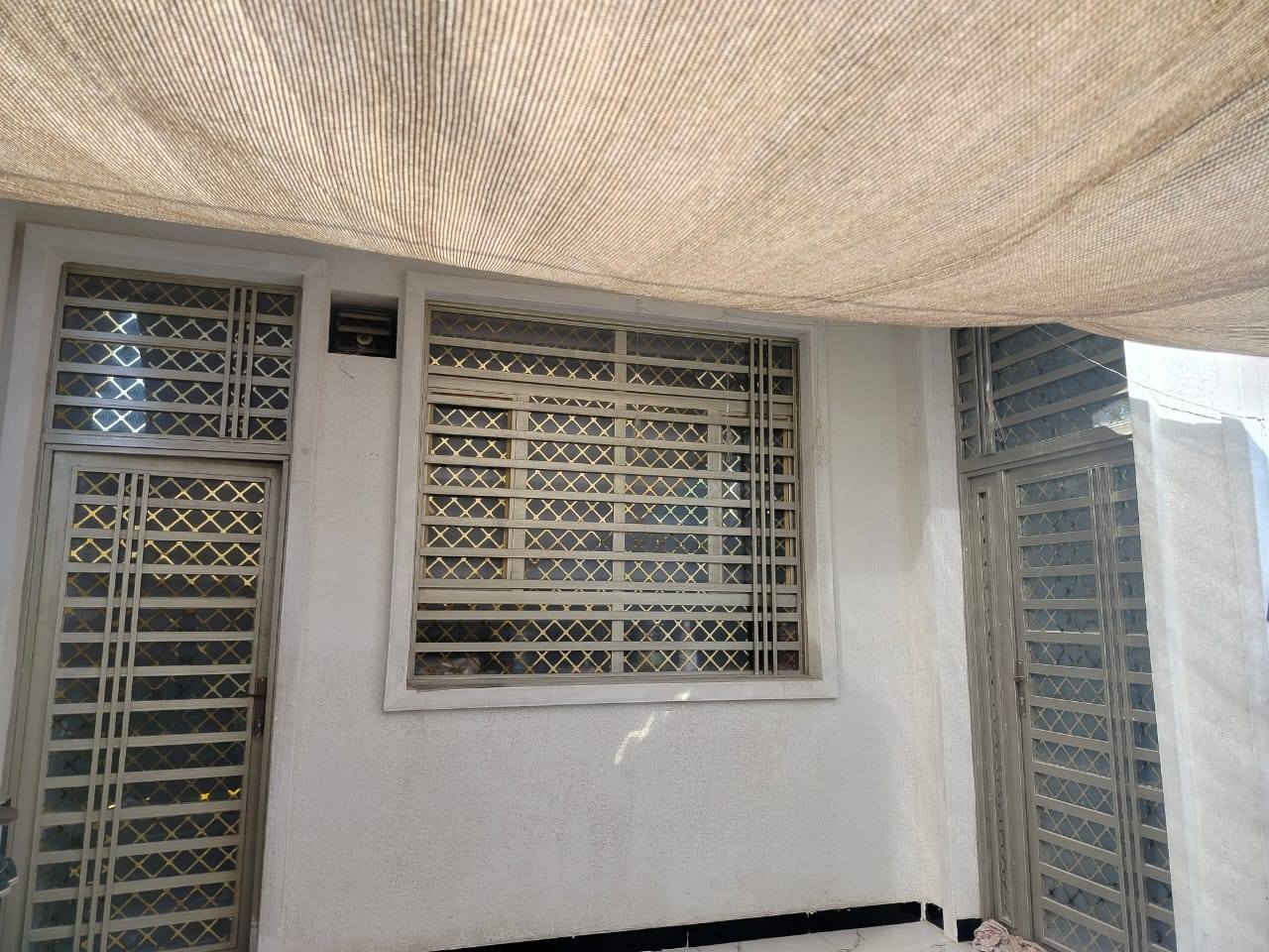 للبيع كوت حي الحكيم مساحه ١٨٠ متر شارع علاء معيوف قريب الكورنيش يتكون من ٢غرف نوم صاله مطبخ استقبال البناء طابوك السقف صب كهرباء بوري للستفسار ***********
