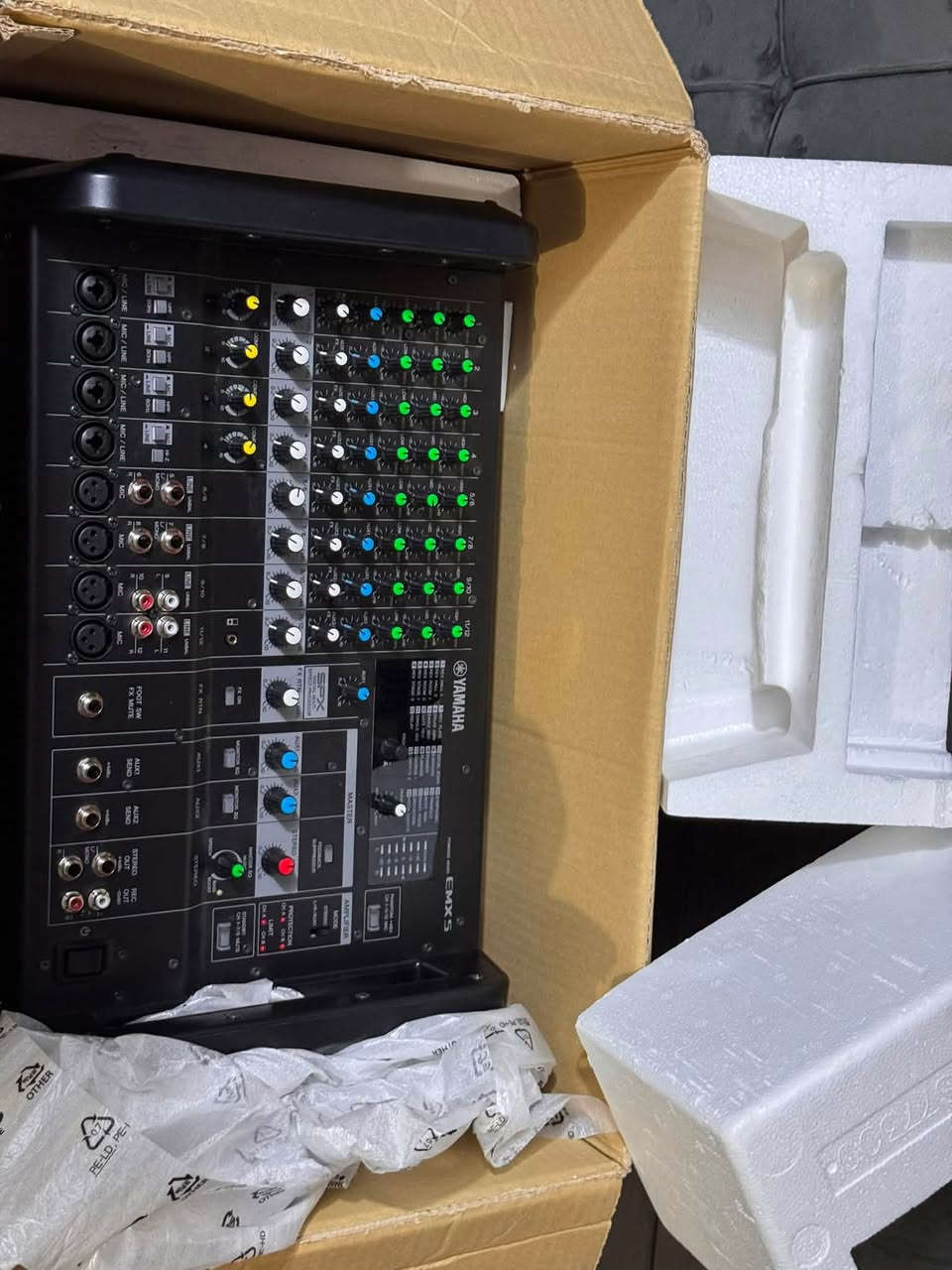 💥 للبيع: ميكسر ياماها الأصلي (Yamaha EMX5) – قوة وأداء ياباني بلا منافس! 💥
إذا كنت تبحث عن الصوت النقي، الاعتمادية العالية، والقوة العملية في جهاز واحد... هذا الميكسر هو الخيار المثالي لك!
ميكسر باور Yamaha EMX5 من أسطورة الصوتيات "ياماها"، معروف بمتانته العالية وجودة تصنيعه اليابانية الأصلية التي تعيش معك لسنوات بنفس الكفاءة.
🌟 أبرز المميزات والمواصفات الفنية:
 باور مدمج قوي جداً (Class-D): يمنحك قدرة تشغيل تصل إلى 630W + 630W عند 4 أوم (أو 460W + 460W عند 8 أوم)، مما يعني قوة صوت هائلة وتغطية ممتازة للمساحات دون الحاجة لمكبرات صوت خارجية إضافية.
 12 قناة اتصال (Channels): مرونة عالية مع 8 قنوات مايك/لاين و4 قنوات ستيريو لتوصيل كافة الآلات والمايكروفونات بسهولة.
 مؤثرات صوتية احترافية (SPX Effects): يحتوي على 24 برنامج مؤثرات صوتية من ياماها (Reverb / Delay / Echo) تعطي صوتاً ناعماً وفخماً جداً للمايكروفونات.
 مانع الصفير الذكي (Feedback Suppressor): تقنية متطورة للتخلص من الصفير والتشويش المزعج بلمسة زر واحدة.
 معادل صوت احترافي (1-Knob Master EQ™): للتحكم بسهولة في نمط الصوت المطلوب (خطابات، موسيقى، أو تعزيز الباس Bass Boost).
 تصميم قوي ومحمول: هيكل متين جُهّز لليتحمل العمل الشاق والتدوير المستمر مع مقابض مريحة للنقل.
🎯 مثالي لـ:
 القاعات والمناسبات والأعراس.
 الجوامع والمساجد (نقاء ممتاز للصوت ومانع صفير فعال).
 الفرَق الموسيقية والحفلات الحية.
 أنظمة الصوت الثابتة في الصالات والمقاهي.
📝 الحالة والتفاصيل:
 الحالة: [مستخدم فقط 6 مجالس استخدام شخصي: جديد 
 الملحقات: [كيبل كهرباء مع الجهاز من الشركة ]
 
 المكان: [كربلاء / المركز]
📞 لتواصل والاستفسار: [*********** أو راسلني على الخاص]
🚚 التوصيل: [متاح توصيل لكافة المحافظات / ادزه الكم وي شركة توصيل ]
