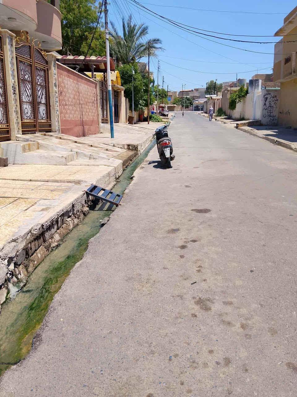 دار للبيع القادسية الثانية مساحة ١٠٠ متر قرب فرع اسطنبول للموبايلات ط ١ غرفة نوم وهول وستقبال ومطبخ وصحيات ط ٢ غرفتين نوم وهول ومطبخ وحمام وبيتونة وسطح الدار كارت صدامي مع وصل بلدية الاستفسار على الارقام التالية 
*********** اسيا 
***********كورك
