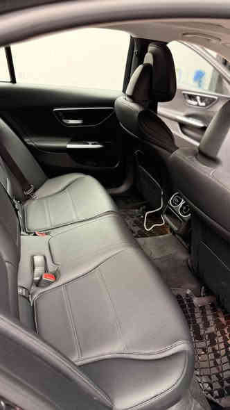 (***********) السيارهc300 وارد  امريكي قطعتين بيها  موديل ٢٣ ماشيه ٣٠ الف كيلو   مطلوب ٣٢٥ وبي مجال بسيط
