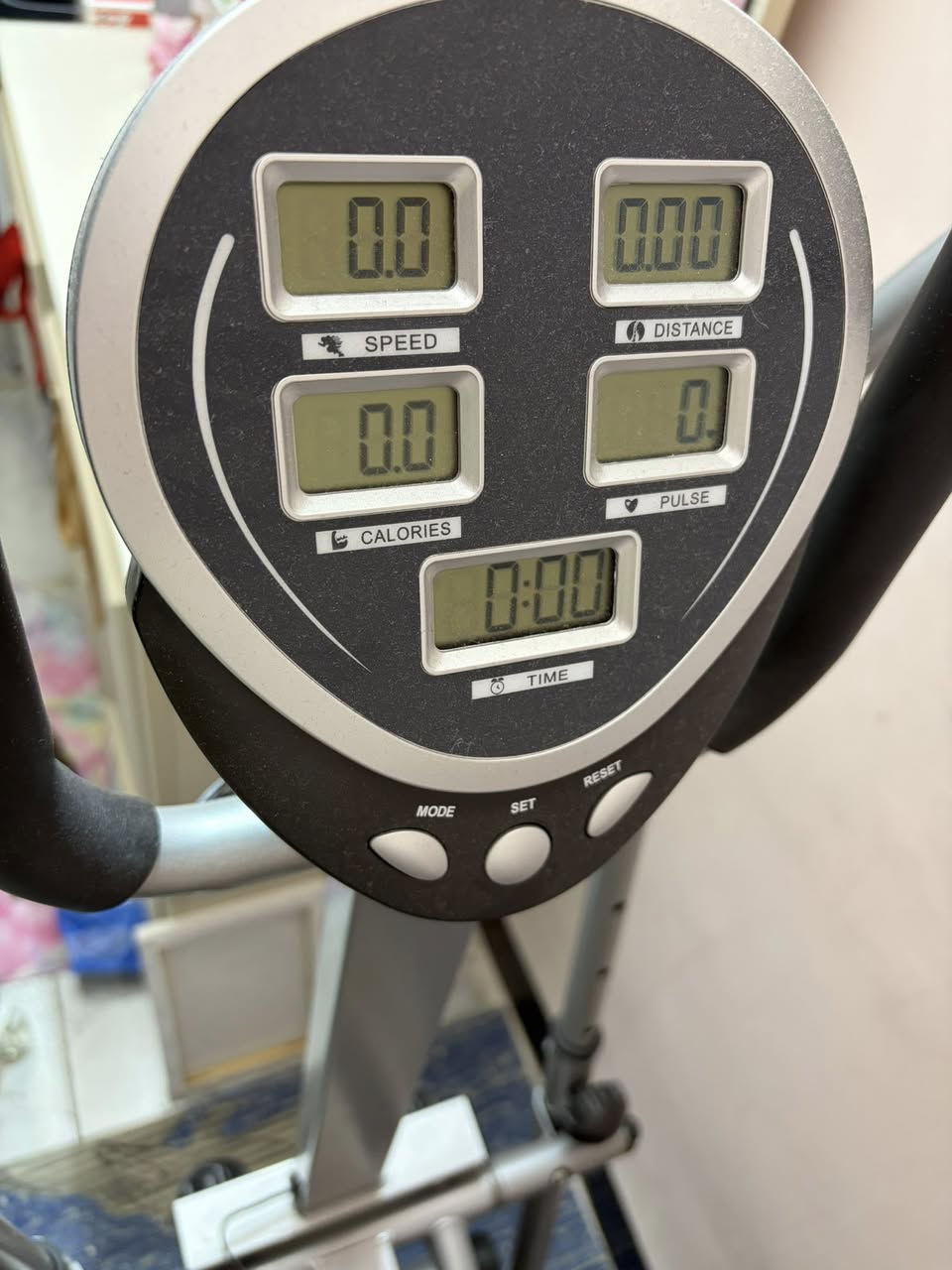 جهاز رياضي منزلي 
مستخدم قليل جدا
 قدره ١٢٠ كيلو مع قرص لف خصر 
شاشه لمعرفه الوقت و مسافه و سعرات الحرارية 
عتله تخفيف و زياده الشده  

تكدر تستخدمه انت واقف مع اذرع المتحركه ك اوربت 
او انت وجالس مع اذرع ثابته ع بايسكل

السعر ١٥٠ الف
العنوان بغداد -  ***********
