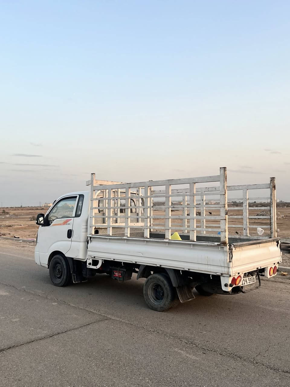 السلام عليكم كيا حمل  رقم بغداد جديد تحويل مباشر موديل 2017 كفاله سيارة بس بيها بارد باب الصدر موضح بالصورة واللغد هم السعر 117وبيه مجال قليل مكان سياره بغداد شارع فلسطين .   استفسار ***********///***********رجاءاً الموشراي لايتصل.
