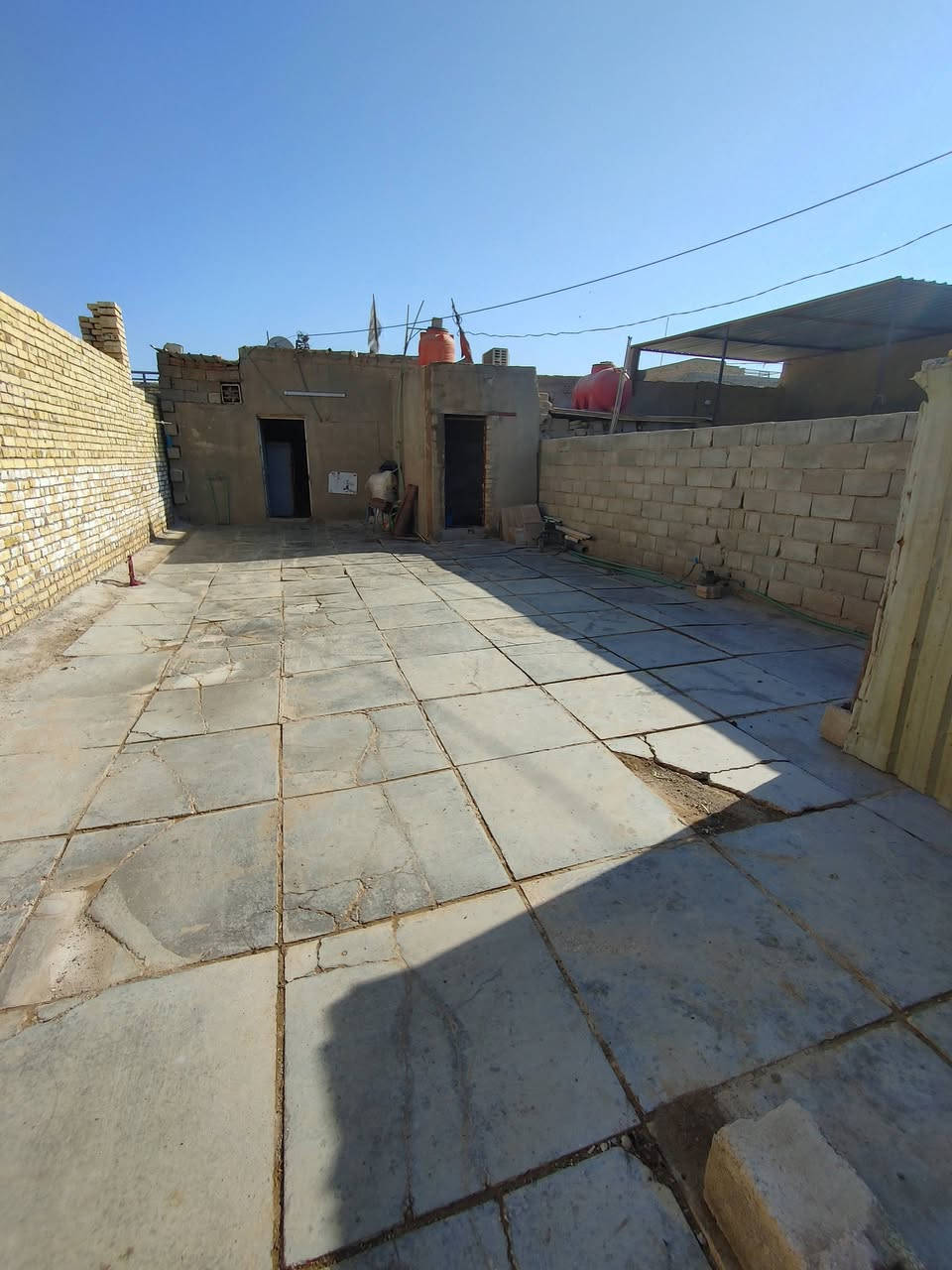 سلام عليكم بيت شارع نفط مراوس وبيع سكف صب يتكون من غرفه وصاله ومطبخ وصحيات حتى لومشتمل راوسه هم شارع نفط اريد والبيت مقابيل شارع  مكتب ابوعلاء المختارستفسار ع رقم ولخاص مفتوح ***********
