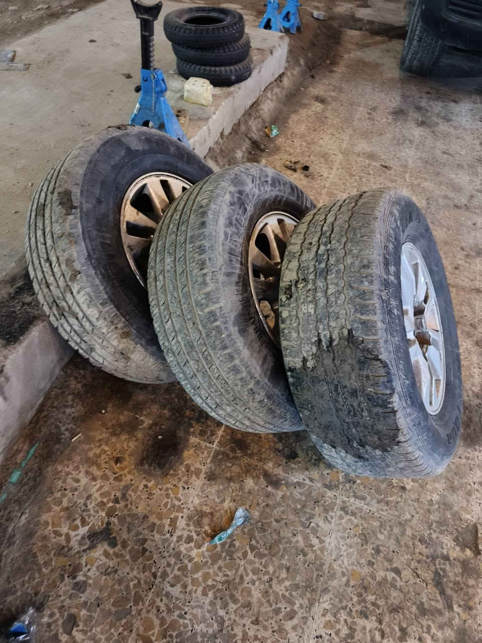 السلام عليكم
تخم ويل كب +تايرات للبيع 
نضيفات كلش 
مكاني بغداد
هاتف ***********
