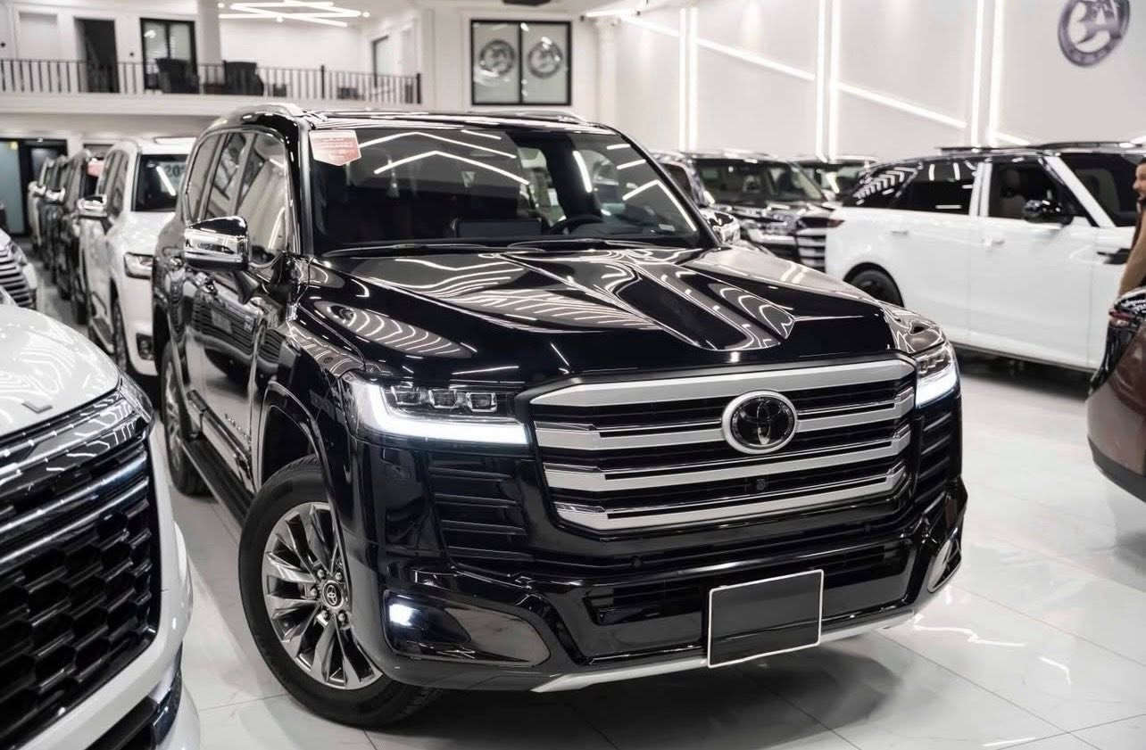 VXR HEV 2025  لاندكروز هايبرد
شركة ساز كفالة عامة من كلشي ماشية 4000 كيلو فقط 
فول مواصفات رقم اربيل 
مغلفة ppf بالكامل 2000$ ضمان 15 سنة
مضللة بالكامل تضليل سنوي تمشي بكل المحافظات   

نوع المحرك: 3.5 لتر 6 إسطوانات توربو مزدوج
القوة القصوى: 457 حصان
عزم الدوران: 790 نيوتن متر
ناقل الحركة: 10 سرعات اتوماتيكة
نظام الدفع: دفع رباعي مستمر
عدد الركاب: 7 ركاب
نظام تويوتا للأمان (TSS)
مثبت سرعة تكيفي

5 وضعيات قيادة  
نظام الحماية من التصاد
تنبيه مغادرة المسار
التحكم التلقائي بالنور العالي
نظام الرؤية المحيطية
نظام الحماية في المواقف (PKSB)
حساسات ركن أمامية وخلفية
نظام صوتي مدمج بشاشة 12.3 بوصة
نظام ملاحة
أبل كاربلاي
14 سماعة JBL
مقاعد جلد
مقاعد كهربائية
شاحن لاسلكي
مقاعد مدفأة ومبردة للصف الأمامي والخلفي 
مكيف هواء تلقائي

مكان السيارة اربيل 
0788 222 2422
