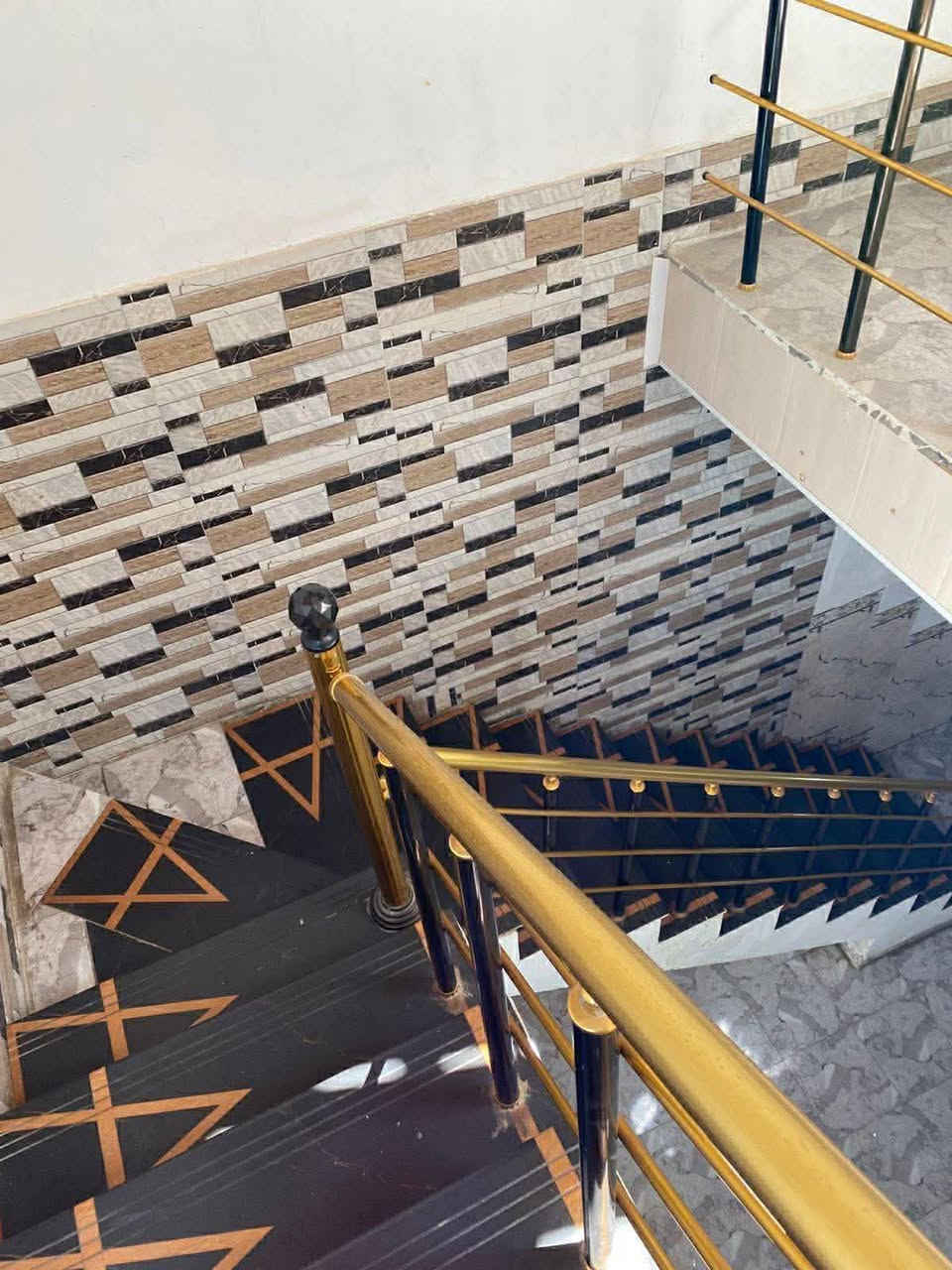 دار لليجار مساحه 100 متر طابق واحد مكانه نجف 
 حي النداء قريب عله شارع المجمعات خلف مول بغداد المنطقه 50 ألف بي غرفه وصاله وستقبال ومطبخ وصحيات عدد ثنين ومكشوفه
سعر يجار 250 الف 
استفسار ***********

‭
