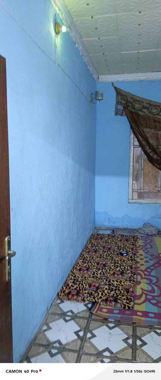 بيت للبيع المساحة ١٦٠متر غرفتين وصاله استقبال ومنور وطارمه قرب مدرست الشيعي ***********
