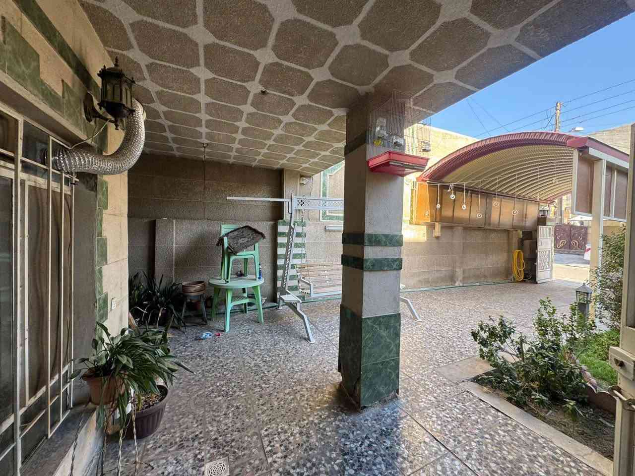 السلام عليكم
بيت للبيع مساحة 300 متر واجهه 12 نزال 25 طابقين يحتوي على غرفة نوم كبيرة وصالة كبيرة وحمامات عدد 2 وهول داخلي كبير في الطابق الارضي ومطبخ كبير والطابق الثاني يحتوي على غرفتين نوم كبيرة وحمام ومخزن وسطحين العنوان شهداء البياع شارع المضخة الثاني الشارع السادس البيت صاير بصف الركن للاستفسار الاتصال على هذا الرقم *********** صاحب الدار المباشر

