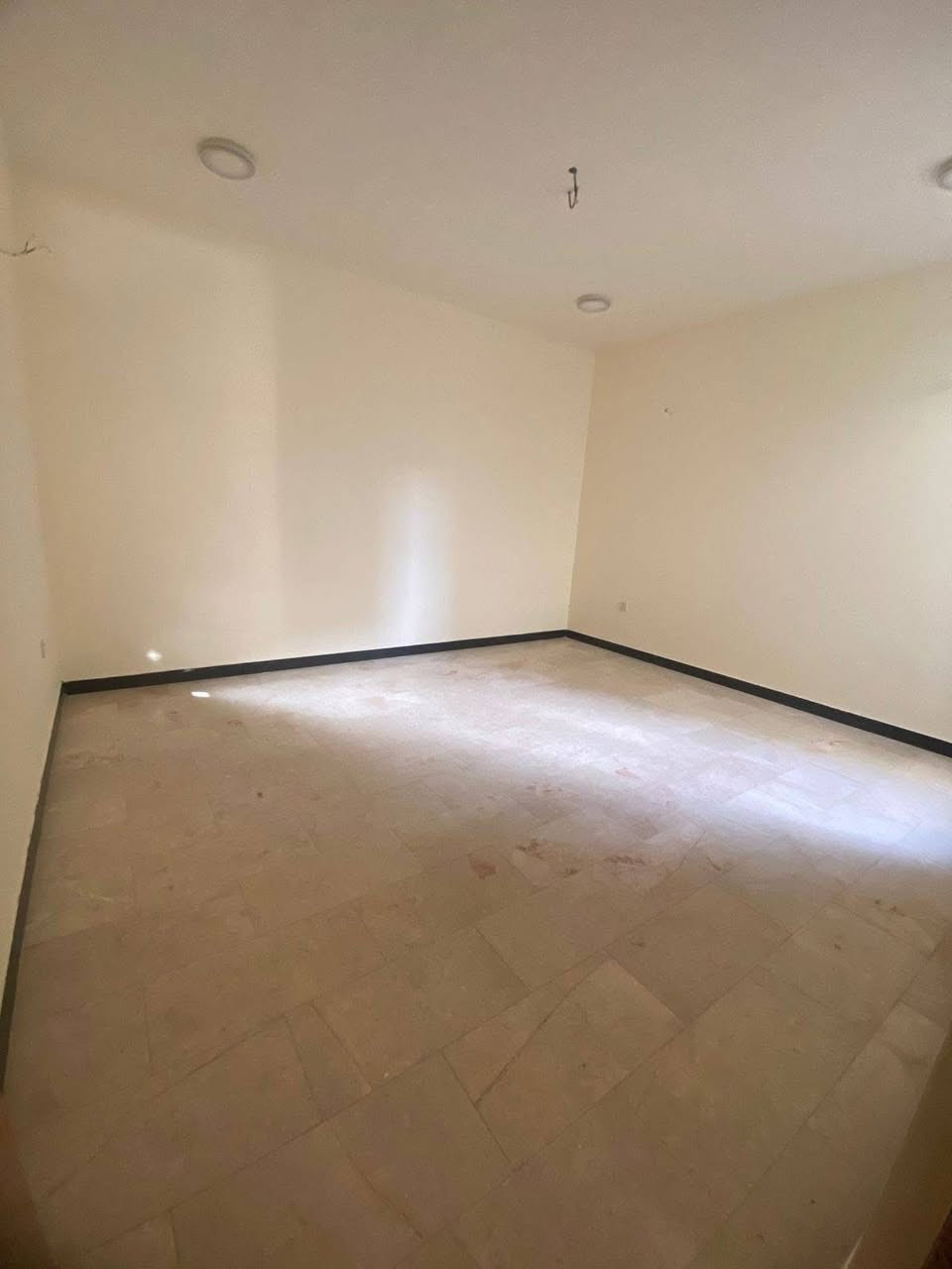 للإيجار في السيدية
بيت جديد جاهز للسكن 

يتكون من:. 

🏠 4 غرف نوم 

🏠 صالة

🏠 مطبخ 

🏠 خدمات  

📍 الموقع: السيدية مربع المثلث الذهبي 

————————————

📞للاستفسار:☎️ 

***********

