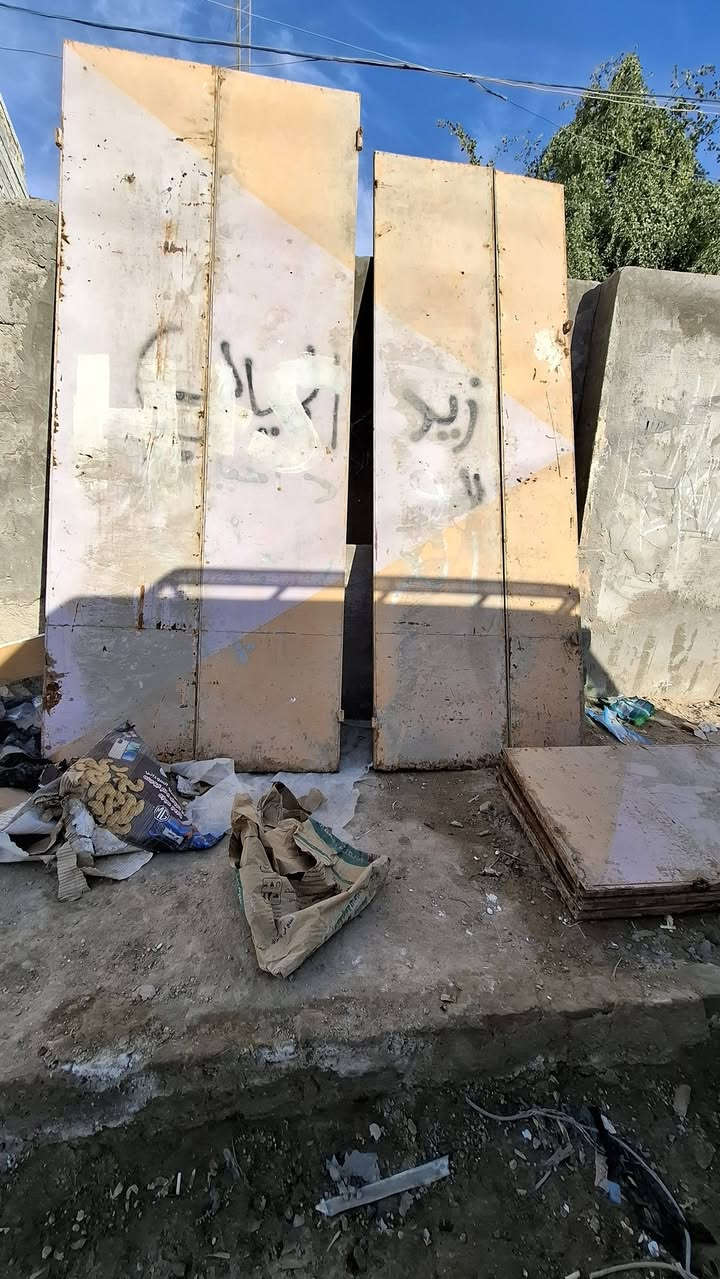 باب محل دفتري حديد ثقيل نظيفة 
6 قطع ونص 
ارتفاع 250 عرض كامل 350 

السعر ٢٥٠ الف 
***********
