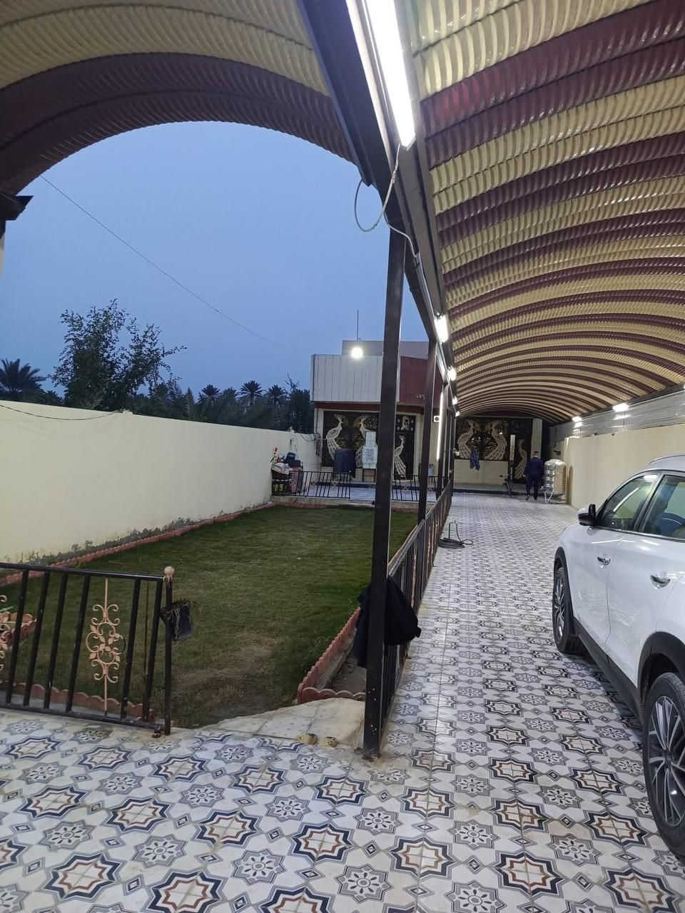 سلام عليكم ورحمة بيت للبيع مساحه ٤٥٠ متر سند٢٥ العنوان ورديه خارج كامل بي كراج سياره وحديقه غرفتين هول صاله رقم الهاتف ***********
