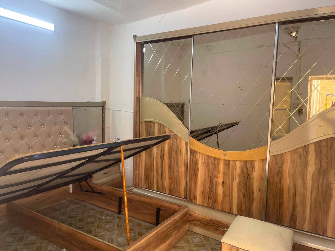 غرفه نوم من نوع الثقيل مستعجل على بيعتهه وبسعر مناسب جدا 350 الف مثل ما موضح بالفديو والصور عنواني بغداد الاعظميه تجيب عمال وتفصخه وتشيل ***********
