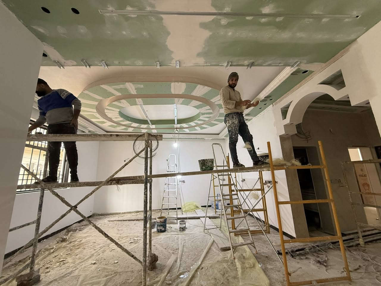 ✨ من مراحل العمل إلى النتيجة النهائية ✨

نشارككم جزء من شغلنا أثناء التنفيذ، لأن نؤمن إن التفاصيل هي اللي تصنع الفرق 👌

📍 تنفيذ: ديكور داخلي
🎨 تصميم وتنفيذ حسب الطلب
🛠️ العمل بإشراف فريق محترف
🌪️سحبات ملكية

📩 للحجز والاستفسار راسلنا على الخاص او الاتصال *********** 

#ديكور #تصميم_داخلي #ديكور_حديث #تشطيبات #ابدا
