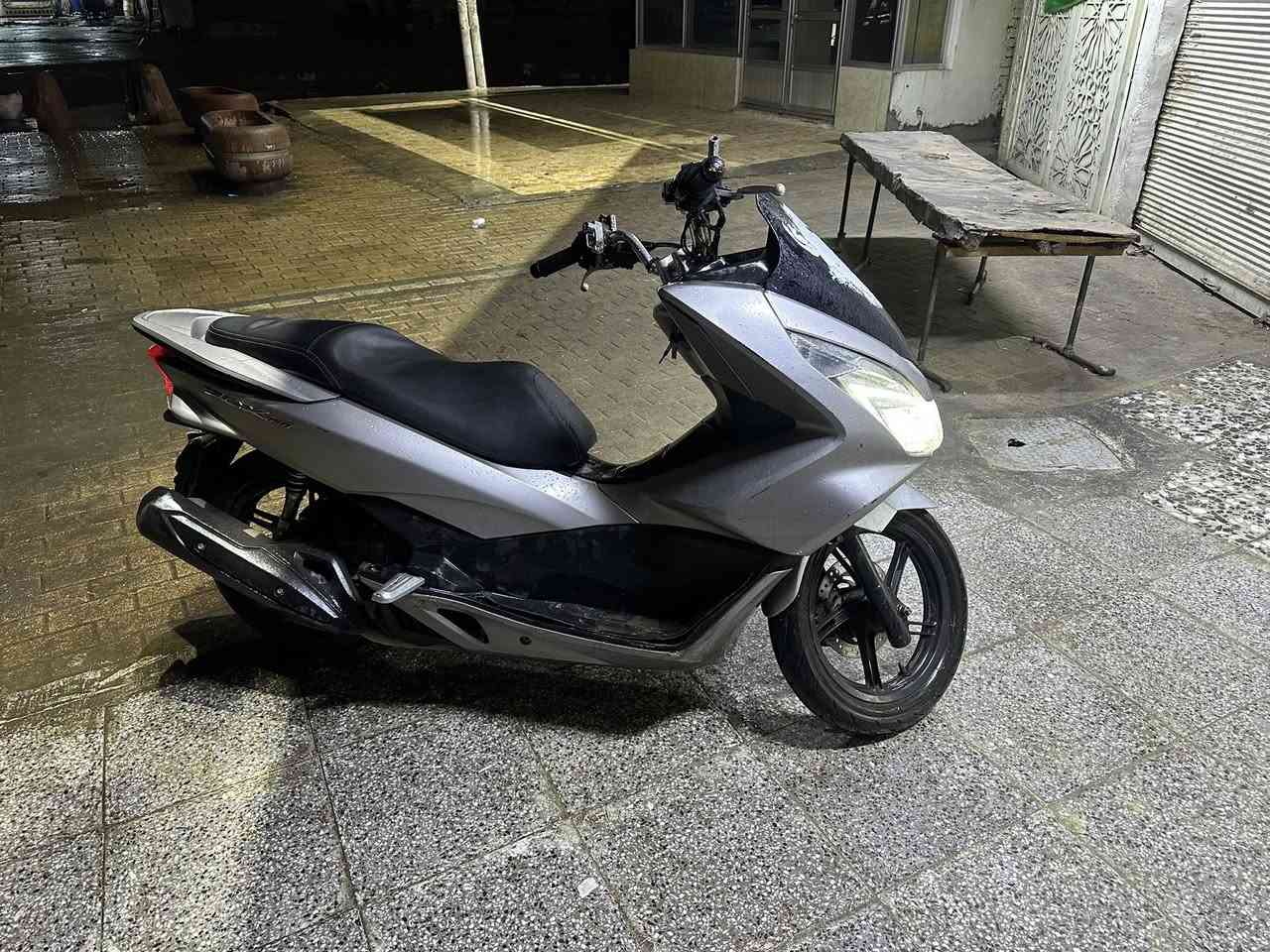 سلام عليكم
بيسي اكس جيل الثاني صارلها 3اشهر نازله رمبه الدراجه بيها يدات هيتر +سستم سماعات داخل الصندوك + دبلات نيكل اصلي +مرايات نيكل اصلي الدراجه خذتها من الرمبه ماشيا 60الف بس اكو غلط بلعداد لان الله شاهد الداجه ناعمه ونضيفه وبلعافيه ع ياخذها  الداجه فقط صفحه البيها بيها شخوط قليله ولستان مكسور ولجوزه مكسوره شقه صحبان وكسروها فقط لا غير تجي تفحص الدراجه وتشوفها متواجد فقط واتساب رقمي ***********
