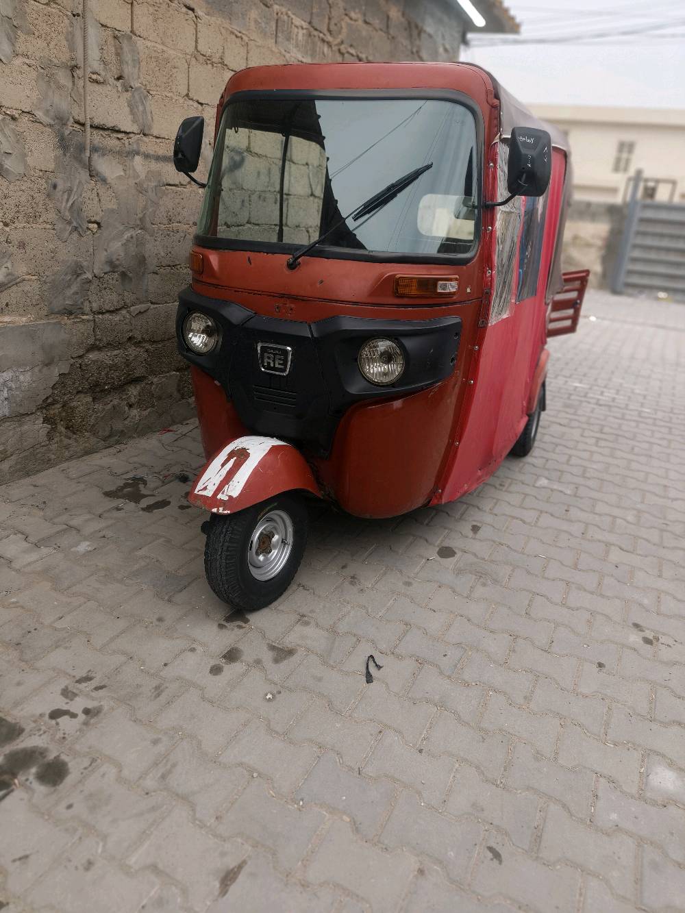 هذا تكتك مستعمل بحالة جيدة، مناسب للنقل داخل المدينة. لون التكتك أحمر مع كابينة مغطاة، يحتوي على ثلاث عجلات مما يجعله مثالي للاستخدام في المناطق الضيقة وعليه علامات استخدام طفيفة. جاهز للاستخدام وبسعر مغري.