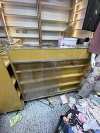 باترينات للبيع تشغل كوزمتك تشتغل موبيلات عدد ٦ مع زجاجيات ٢ مع ميز صيا...