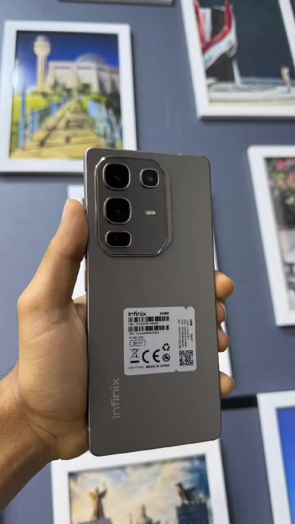 هذا الجهاز هو Infinix Note 50 موديل X6856، والنسخة الظاهرة بالصورة:
رام 8GB
ذاكرة 256GB
مواصفات Infinix Note 50:
شاشة AMOLED بحجم 6.78 إنچ
دقة +FHD
تردد 120Hz سريع وناعم
معالج MediaTek Helio G99 Ultimate
كامرة رئيسية 108MP
كامرة سلفي 32MP
بطارية 5000mAh
شحن سريع 45W
سماعات ستيريو
بصمة داخل الشاشة
نظام Android مع واجهة XOS
مميزاته:
ممتاز للألعاب اليومية
شاشة قوية للفيديو والتيك توك
تصويره حلو خصوصًا بالنهار
تصميمه فخم ونحيف
عيوبه:
مو أقوى شي بالألعاب الثقيلة جدًا
الكامرة الليلية عادية مقارنة بالفئات الأعلى
إذا تريد أگلك:
سعره الحالي بالعراق
أداء PUBG وFree Fire
مقارنة ويا سامسونگ أو ريدمي
أو شكد يجيب فريمات بالألعاب
أگدر أوضحلك 👍


**إذا كنت صاحب هذا الإعلان وتريد حذفه لأي سبب، رجاءا أرسل رسالة إلى الدعم الفني**