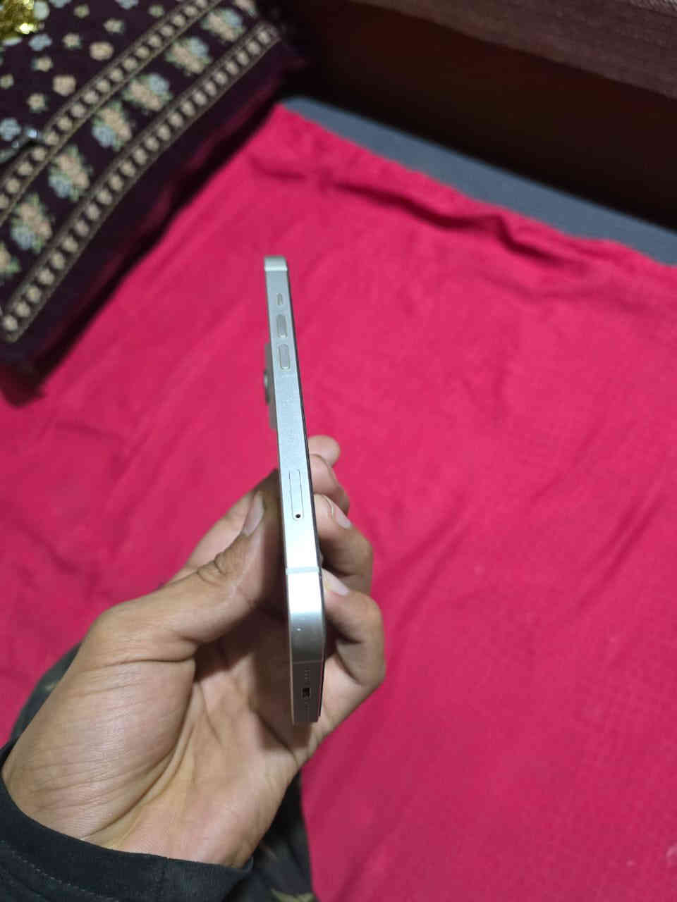 بيع مستعجل آيفون 13 عادي شرق أوسط الجهاز جديد شرط فحص السعر ٤٨٠ ولمو شراي ليتعبني فدوه رقمي ***********
