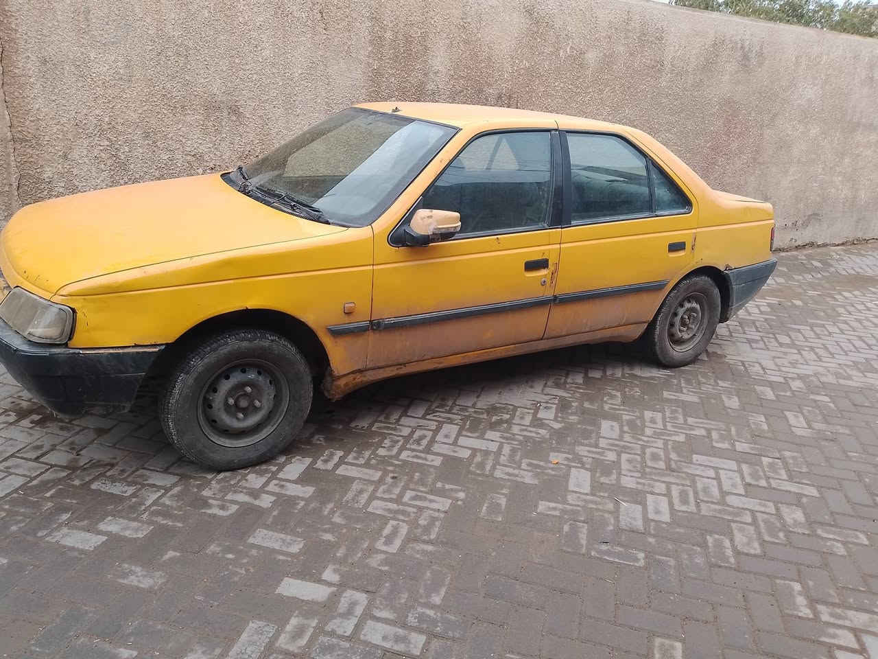 سلام عليكم بيجو روى 2009للبيع سيارة كلة جديد تخم تايرات جديد بس بيها كازكيت فقط سيارة بلادية سعرها 17ورقه بيها مجال عليها هيئة 400الف وغرامات 100الف ينكطع من السعر رقمي *********** مكاني بغداد الأمين

