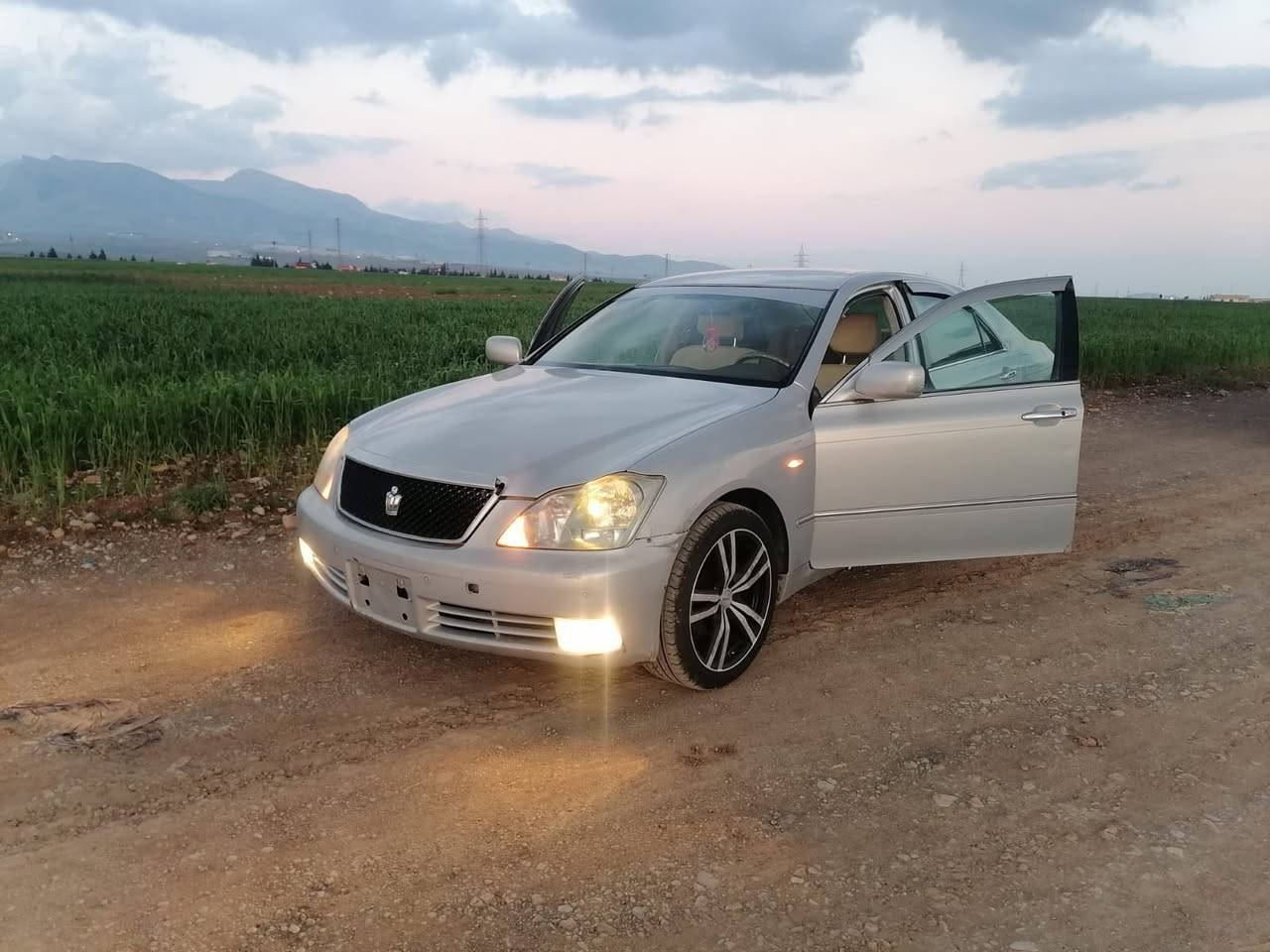 سەرتا بە ناوی خوای گەورە
شاهینە 2005
بڕاوە بڕاوە
182گێڕ گەورەی مەکینە گەورە
3دوگمە
4کوشن کارەبا
3پەردە
سلاجە
تەقەو ڕەقی تیا نیە
تازە پۆلیش و حەمام کراوە
یەک دینار مەسرفی تیا نیە
کۆدی ئاسیاشی هەیە
50گەڵاو مەجال
شوین .پیرەمەگروون
ژ.م***********
