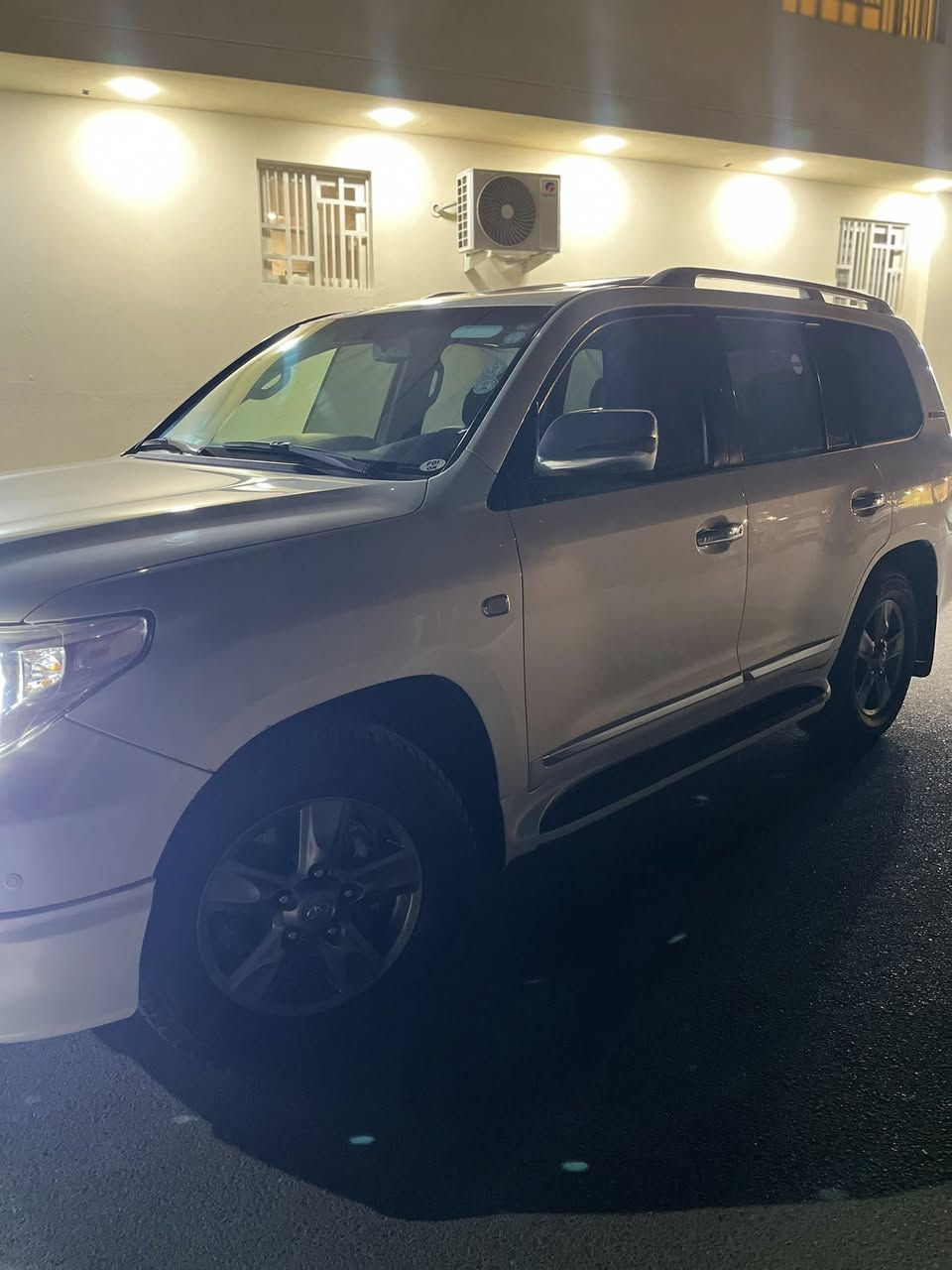 السلام عليكم لاند كروزر 2011  GX.R.  
فتحة
بصمة 
حساسات امامية خلفية
الدواخل جدد 
سعة المكينة  4000 (6v)
السيارة رقم اربيل بأسم كردي

موقع السيارة البلديات حي التجار مقابيل الامن العامة شارع العارضة 
للأستفسار ***********
