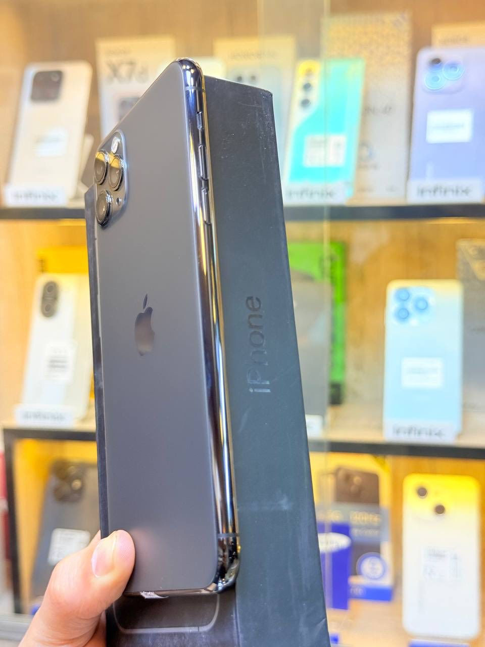 أيفون11 برو ماكس ذاكره 512 ركز ذاكره 512 بطاريه 83 اعتبره فاتحه بيدك من كارتونه ممبدل بي شي مع ضمان5ايام نضافه 100‎%‎ كامل ملحقاته  وتر بروف عل حاسبه كله نورمل
⭕️متوفر اقصاد رافدين منصه⭕️ 
 مكاني بغداد البياع شارع 13 مركز الريس للموبايل
السعر 425 الف  
***********
