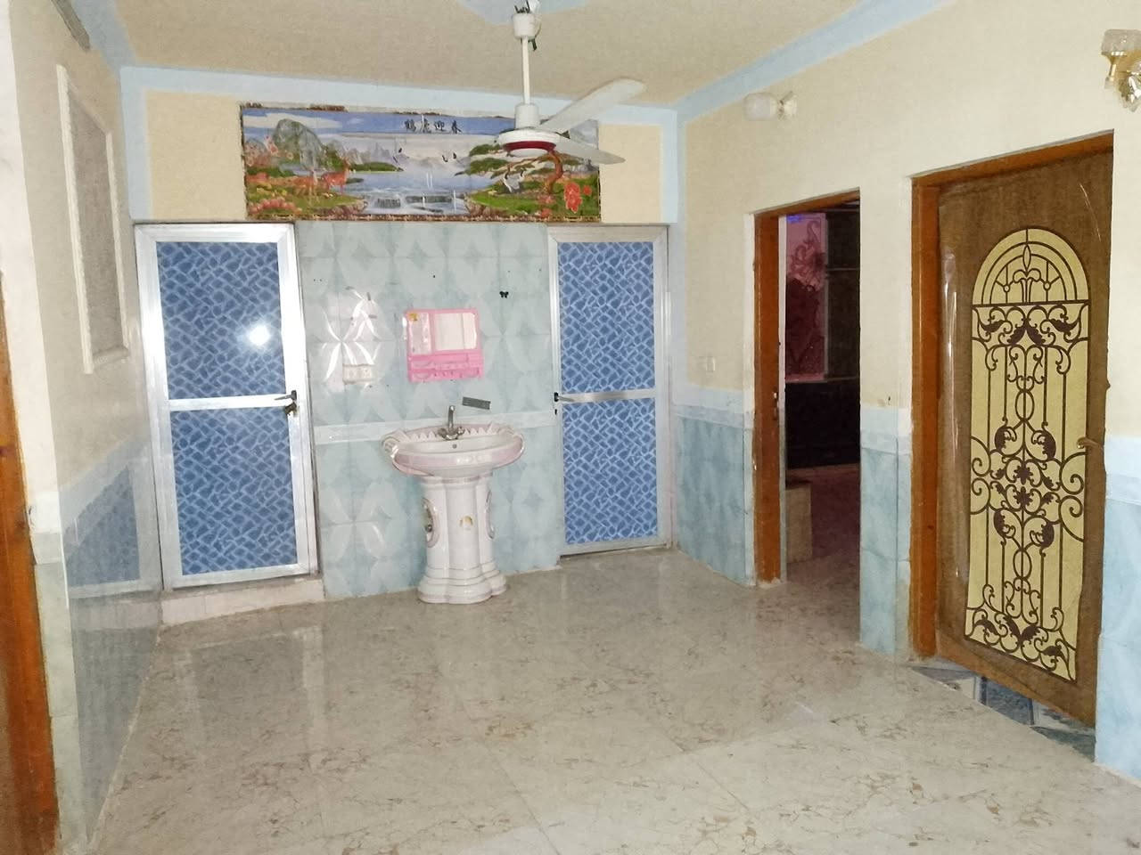 بيت للايجار مساحته 600 متر 
طابقين غرف نوم عدد 5 وصحيات داخليه و خارجيه وحديقه 
مجهز بل كامل سبالت 3 وكاونتر وطباخ كله جاهز وغرفه نوم جاهزه تعال وكعد 
كربلاء يبعد عن الامام 15 دقيقه قرب مجمع الرحمان السياحي 
ايجار مناسب للاستفسار ***********
