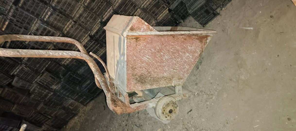 عربانة كبيرة للبيع نضيفة نقصها فقط تايرات ويالتها موجودة السعر 160 مكاني أبو غريب للأستفسار ***********
