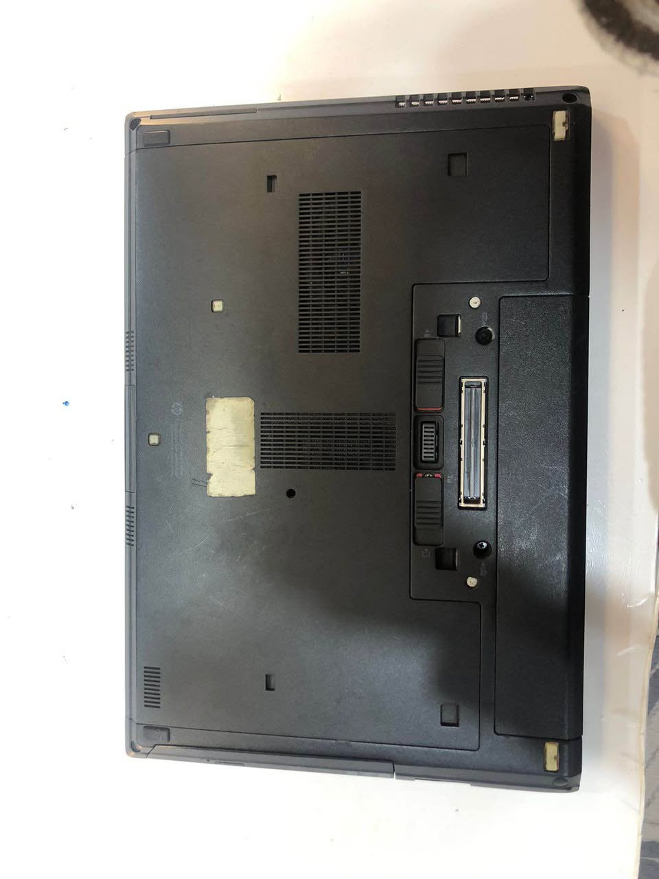 � مواصفات اللابتوب

الموديل:
HP EliteBook 8470p

المعالج:
Intel Core i5 (الجيل الثالث) – يدعم vPro

كرت الشاشة:
Intel HD Graphics (مدمج)

الشاشة:
14 إنچ
دقة HD (مناسبة للدراسة والاستخدام اليومي)

الذاكرة (RAM):
غالبًا 4GB أو 8GB DDR3 ⚠️ (تحتاج تأكيد)

التخزين:
غالبًا HDD أو SSD ⚠️ (تحتاج تأكيد الحجم والنوع)

الكيبورد:
إنجليزي + عربي ✨

مميزات إضافية:

 • جسم متين (سلسلة EliteBook معروفة بالتحمّل)
 • كاميرا أمامية
 • Wi-Fi
 • USB
 • DVD-RW
 • منفذ Docking Station
 • قارئ كروت SD

الحالة:
مستخدم – الحالة العامة جيدة
(ملاحظة: توجد ملصقات خارجية فقط، لا تؤثر على الأداء
السعر ٣٥٠ الف او بيه مجال العنوان بغداد شالجية *********** بغداد, العراق
