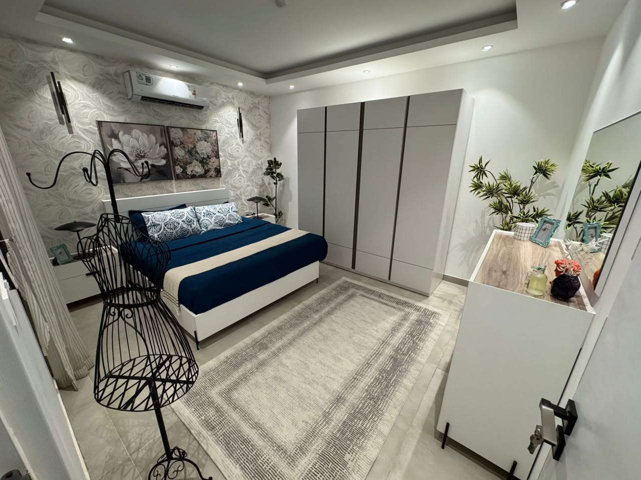 ✨ **فرصة سكنية مميزة في مجمع اللؤلؤة السكني في كربلاء!** ✨
🏡 **تفاصيل المشروع:**
- تسليم الوحدات خلال 8 أشهر.
- مساحات تبدأ من 200 متر مربع.
- أسعار تبدأ من 255 مليون دينار.

💰 **خيارات التمويل:**
- قرض عقاري يصل إلى 116 مليون دينار.
- **خصم 5%** عند التسديد.
- **خصم 20%** عند الدفع النقدي.

لا تفوت هذه الفرصة الذهبية! للحجز والاستفسار، تواصل معنا عبر:

📞 *********** (موبايل + واتساب)  
📞 *********** (واتساب فقط)
