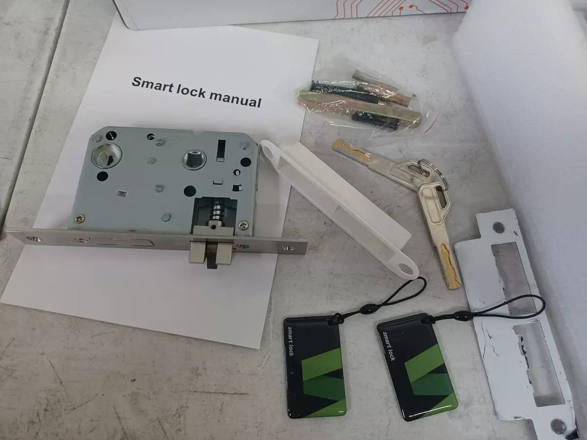 طرق وصول متعددة: يمكن فتحه باستخدام لوحة مفاتيح إلكترونية، أو مستشعر بيومتري (مثل بصمة الإصبع)، أو بطاقة وصول، أو عبر تطبيق جوال باستخدام البلوتوث أو الواي فاي. 
أمان معزز: تستخدم هذه الأقفال تقنية متقدمة وتشفيرًا رقميًا لتوفير أمان أفضل مقارنة بالأقفال التقليدية. 
التحكم عن بعد والمراقبة: يمكن للمستخدمين قفل الباب وفتحه عن بعد ومراقبة من يدخل ويخرج من خلال تنبيهات تُرسل إلى الهاتف. 
التكامل مع المنزل الذكي: يمكن اعتبار الأقفال الذكية جزءًا من نظام المنزل الذكي، مما يتيح التشغيل الآلي مثل القفل التلقائي بعد فترة زمنية محددة. 
للاستفسار *********** وبي واتساب
