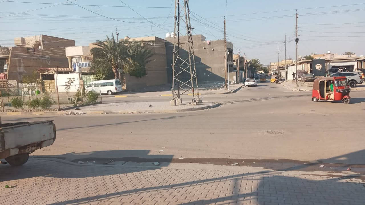 دار للبيع مساحه ١٦٠ متر على شارع رئيسي سيادين اسمه شارع الضغط البيت بي غرفتين نوم استقبل مطبخ حولي كراج منطقه المخابرات للبيع سنه البناء ٢٠١٥ عالي عن الشارع وعالي عن الكاشي  سعره ١٤٠ لاتصال ***********
