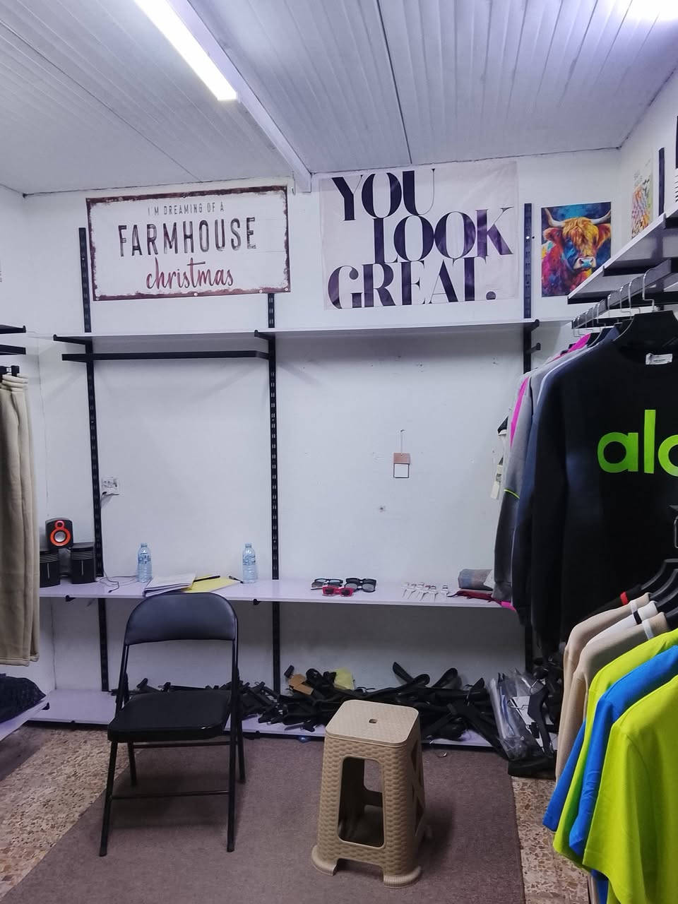 رفوف + تعاليك + استاندات تعليك 
للبيع السعر ٣٠٠ 
***********
