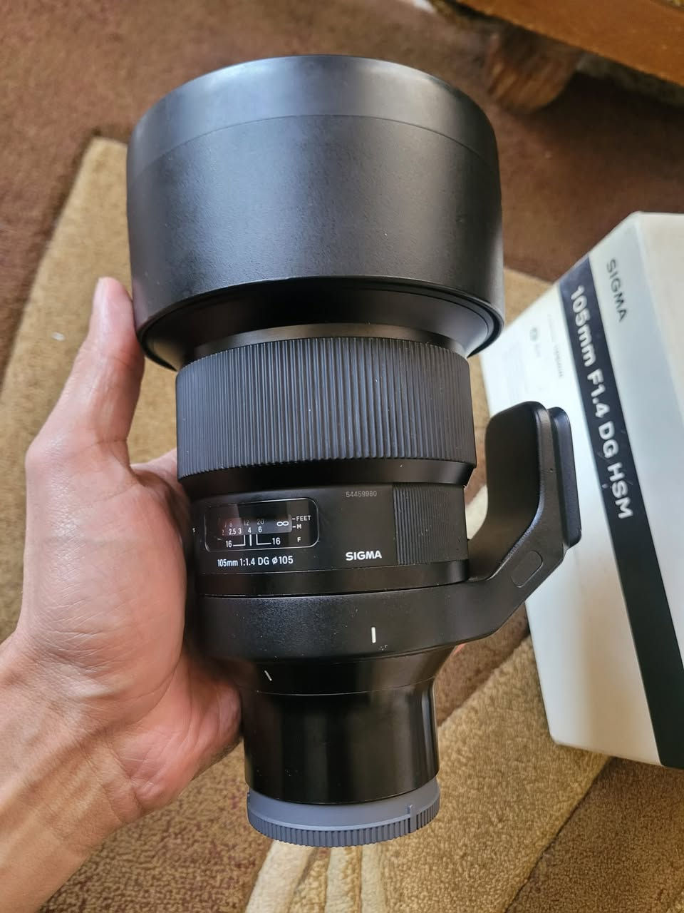 للبيع: ملكة العزل - عدسة Sigma 105mm f/1.4 Art
• النظافة: 98% (شبه جديدة وموضحة بالصور).
• الملحقات: العدسة بكامل نظافتها، فقط الغطاء (القبق) الأمامي مفقود.
• الأداء: العدسة غنية عن التعريف، تُلقب بـ "ملكة العزل"، مثالية لجلسات التصوير الفوتوغرافي والبورتريه.
• ملاحظة: العدسة مقطوعة من الإصدار (Discontinued)، وكان آخر سعر لها هو مليون و٦٠٠ .
🔹 السعر: مليون و200 ألف دينار.
تفاصيل إضافية:
• سبب البيع: طبيعة عملي حالياً تتركز على تصوير الفيديو والإعلانات، والعدسة اختصاصها التصوير الفوتوغرافي والجلسات.
• المراوس: أقبل المراوس مع عدسة Sigma 24-70mm DG DN Art (الجيل الثاني) حصراً.

الأخوة الطيبين: العدسة معروفة قيمتها وأداؤها، يرجى عدم بخس السعر لمن لا يعرف مواصفاتها.


**إذا كنت صاحب هذا الإعلان وتريد حذفه لأي سبب، رجاءا أرسل رسالة إلى الدعم الفني**