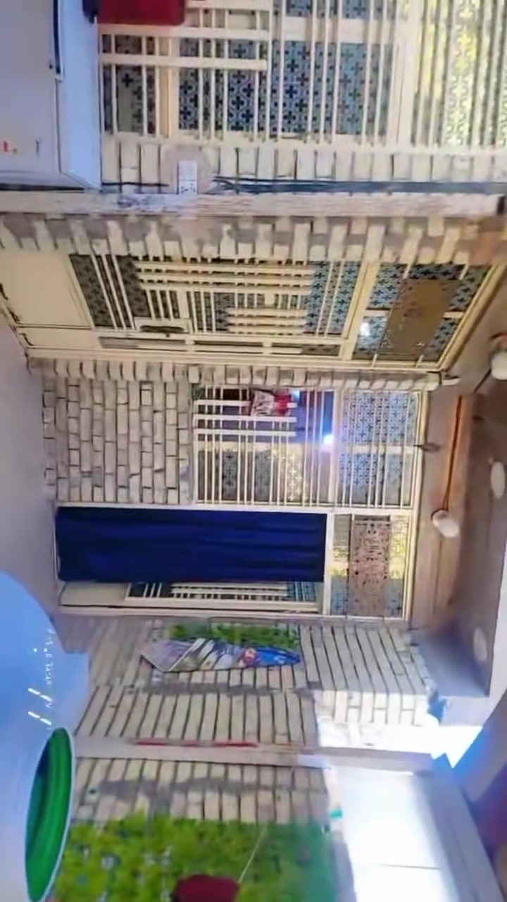 سلام عليكم دارللبيع المساحه 140 يحتوي على غرفه نوم ومطبخ حار ومطبخ بارد وصاله واستقبال وغرفه فوك   حمام داخلي وحمام خارجي كراج بناء حديث خدمات كامله مجاري تبليط ماء العنوان حي طارق القديم خلف السيطره الثانيه الاستفسار ع ***********
