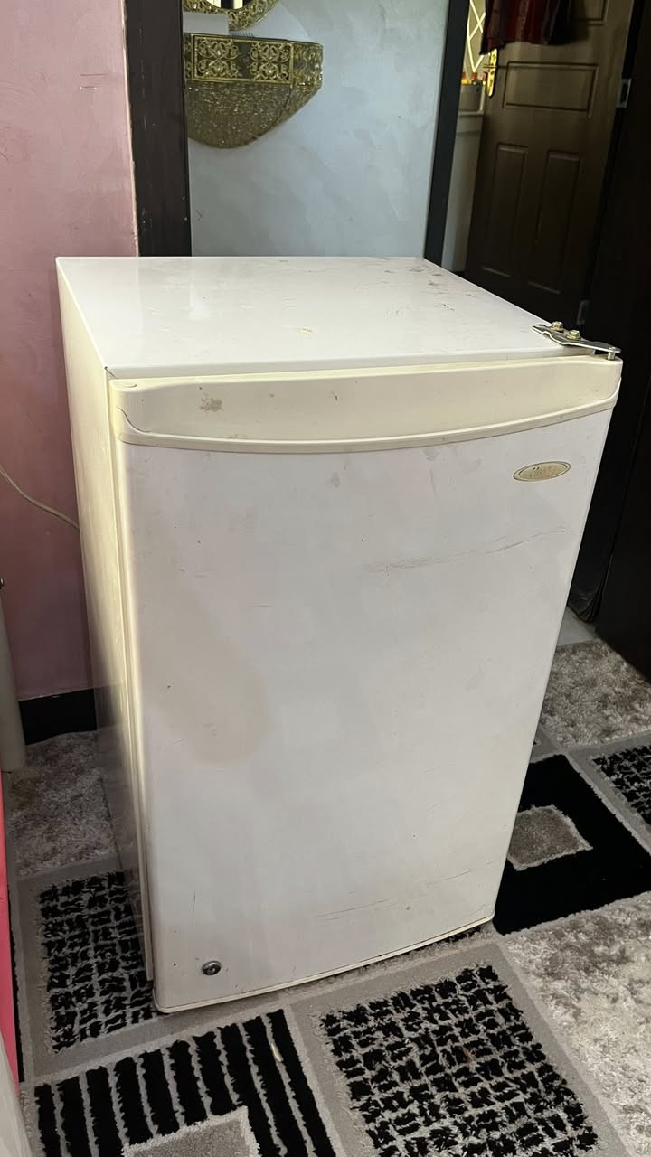 ثلاجه صغيره تبريد و تجميد مارايدلها شي بس تنظيف ب70 و بيها مجال تواصل واتس ***********
