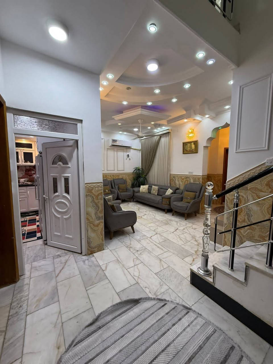 {{ بيت للبيع في منطقة الدوح  }}
مساحة البيت 220م البيت طابق واحد ونظيف جداً
شارع 30 
حر وغير مطلوب يداور بسمك خلال أسبوع 
يحتوي على غرفتين نوم وبراني وصاله ومطبخ 
ومجمعات صحيه عدد 2 

سعر البيت // مراجعة المكتب حسب رغبه صاحب الدار 

للاستفسار أكثر اتصل على رقم المكتب أو واتساب
***********

إذا حاب تعرض عقارك إرسال التفاصيل على الواتساب
والباقي علينه
